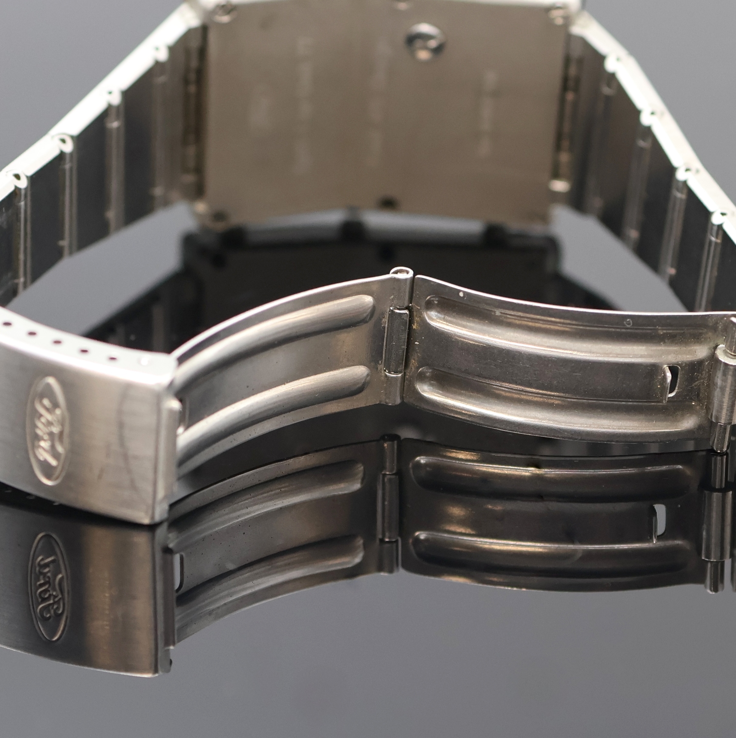 Detail e: HEUER / FORD RS Split-Lap-Unit 77 seltene Herrenarmbanduhr Referenz 9.053.208, Schweiz um 1975, pultförmiges Edelstahlgeh. inkl. orig. Gliederband ...