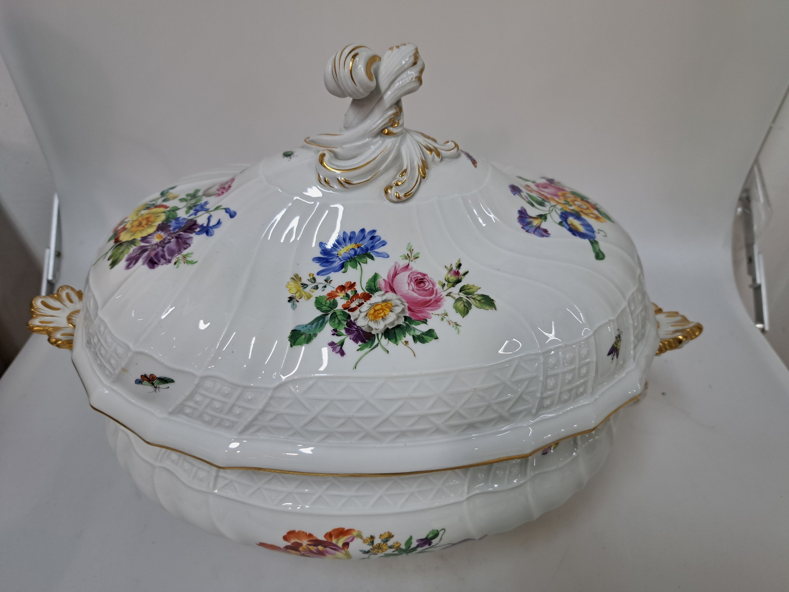 Detail a: Große Deckelterrine, Meissen, Pfeifferzeit, 2. Wahl, Porzellan, farbig- und goldstaffiert, Malerei mit Blumenbuketts und Insekten, Form Neuer ...