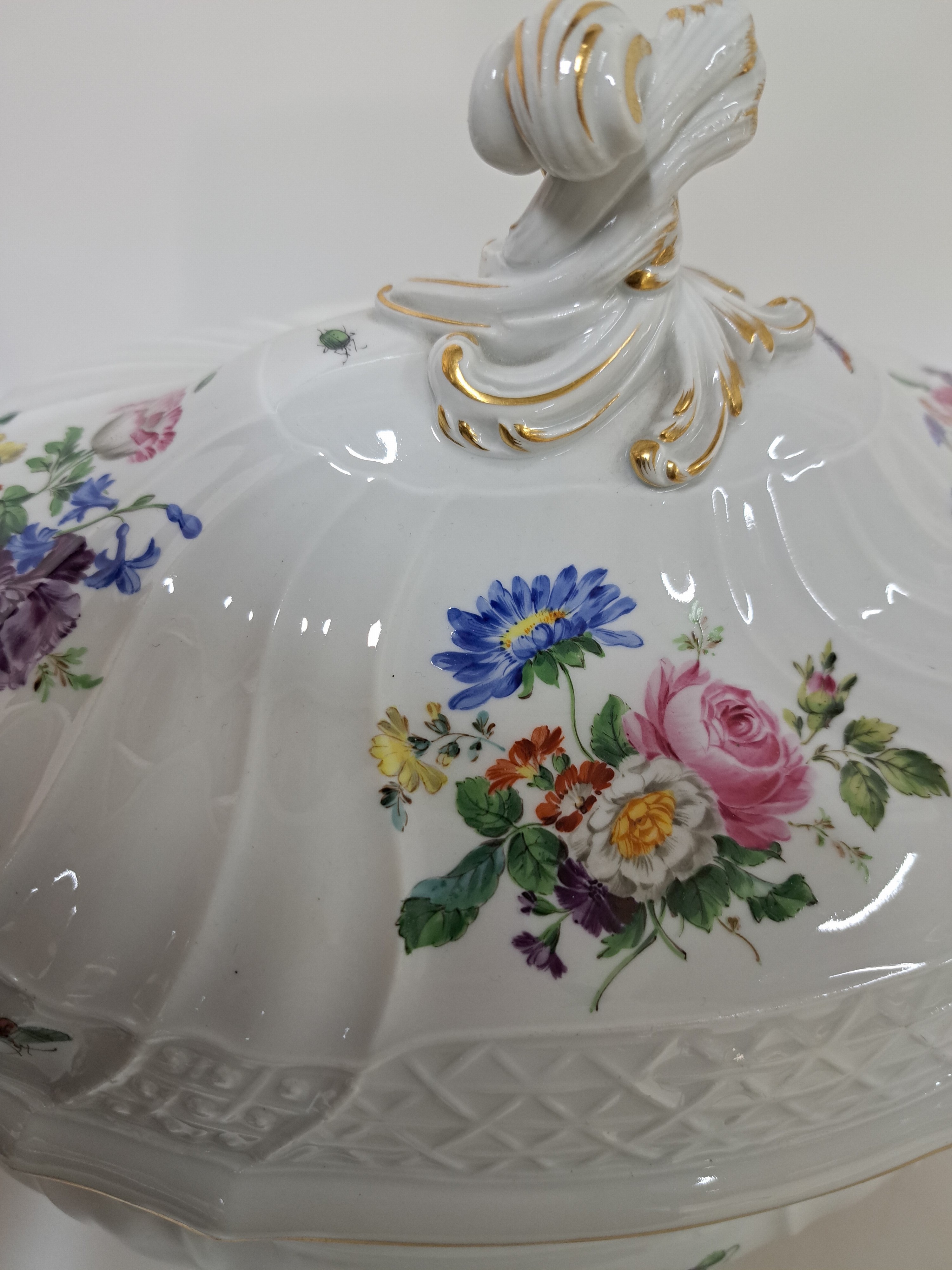 Detail b: Große Deckelterrine, Meissen, Pfeifferzeit, 2. Wahl, Porzellan, farbig- und goldstaffiert, Malerei mit Blumenbuketts und Insekten, Form Neuer ...