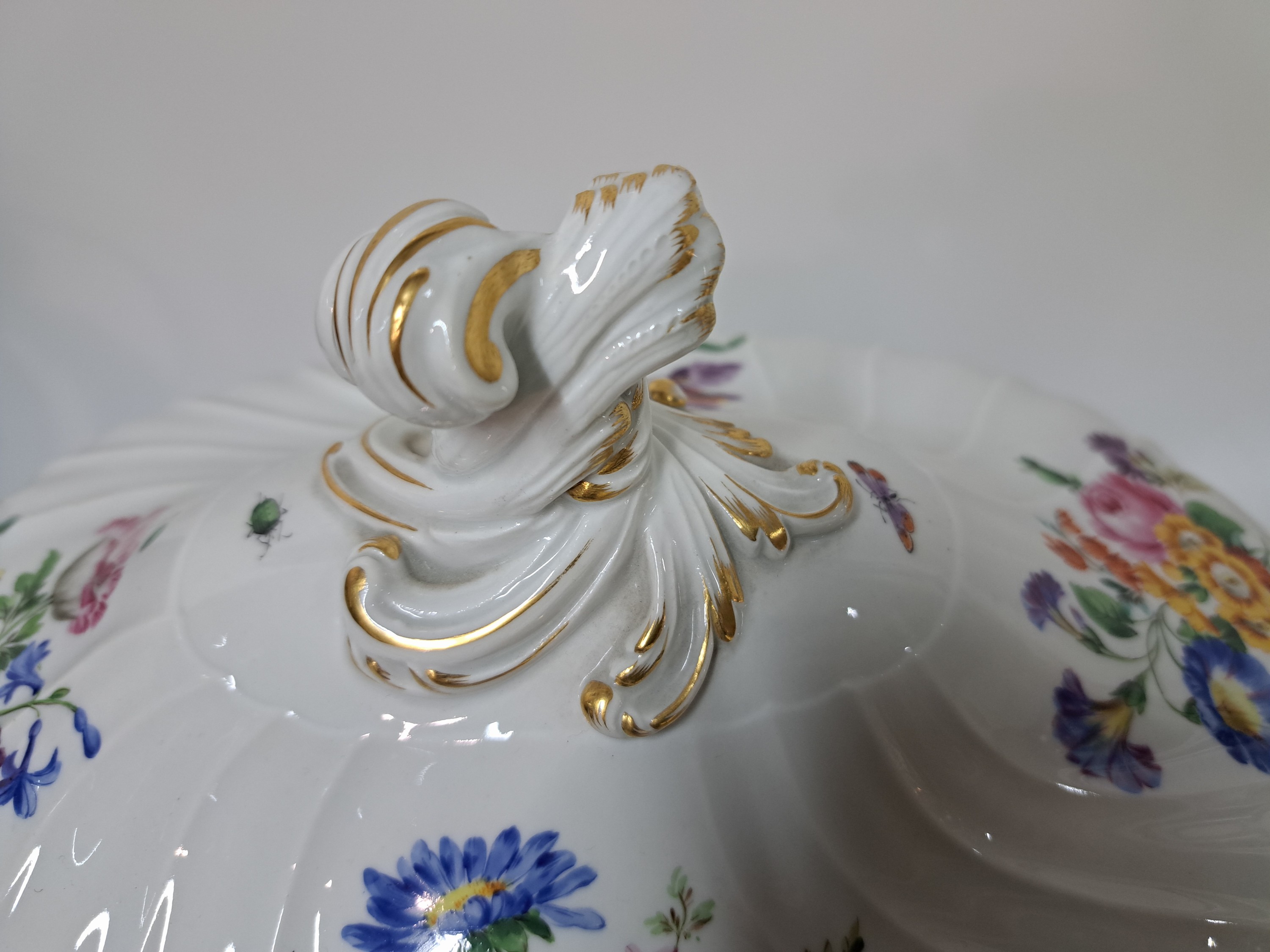 Detail c: Große Deckelterrine, Meissen, Pfeifferzeit, 2. Wahl, Porzellan, farbig- und goldstaffiert, Malerei mit Blumenbuketts und Insekten, Form Neuer ...