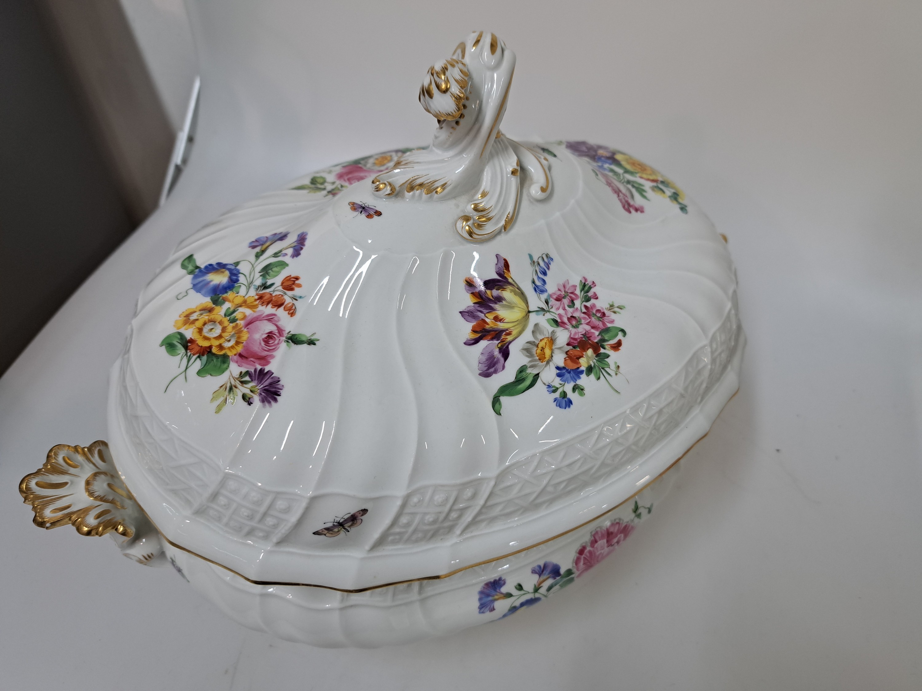 Detail d: Große Deckelterrine, Meissen, Pfeifferzeit, 2. Wahl, Porzellan, farbig- und goldstaffiert, Malerei mit Blumenbuketts und Insekten, Form Neuer ...