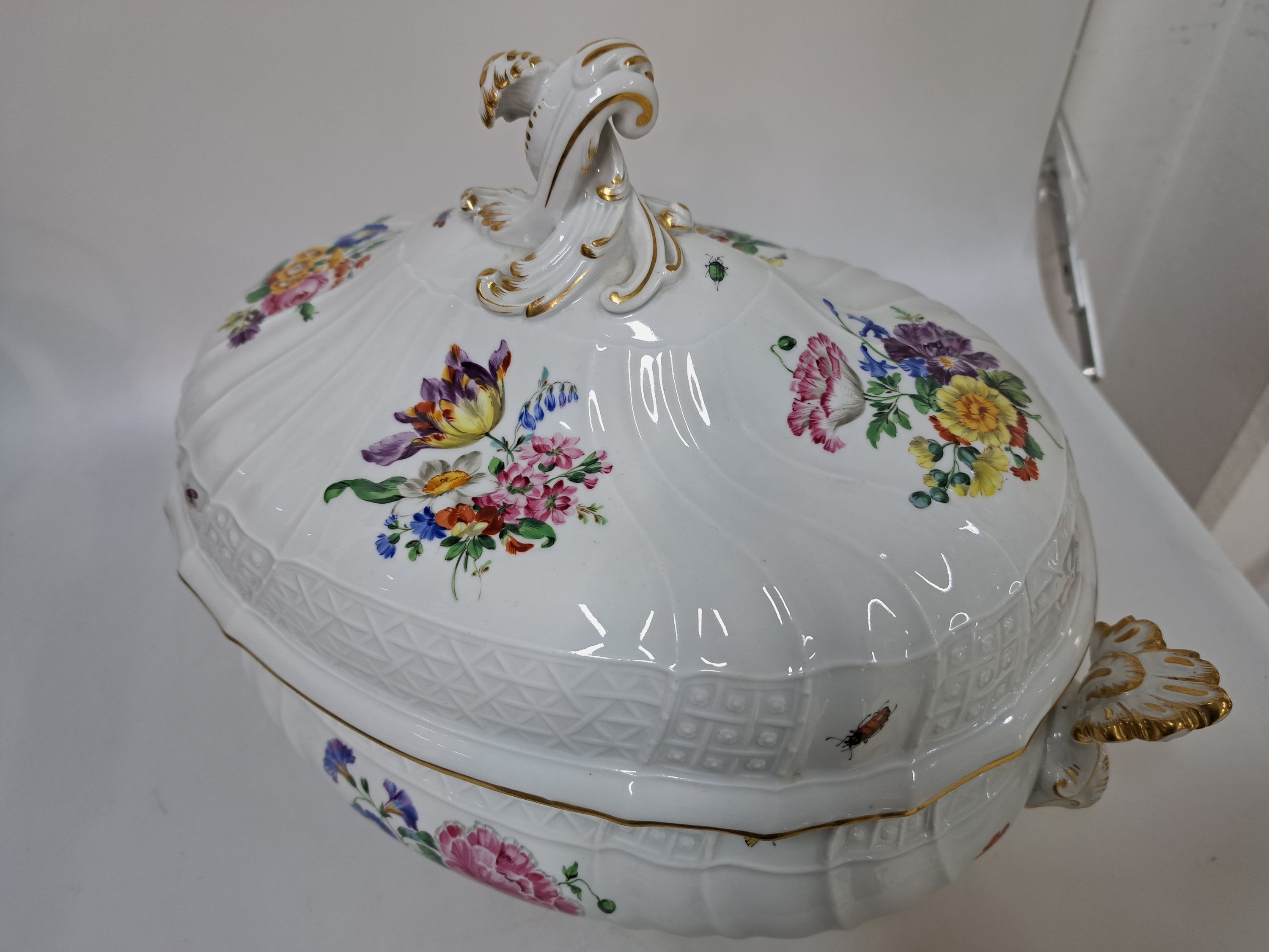 Detail e: Große Deckelterrine, Meissen, Pfeifferzeit, 2. Wahl, Porzellan, farbig- und goldstaffiert, Malerei mit Blumenbuketts und Insekten, Form Neuer ...