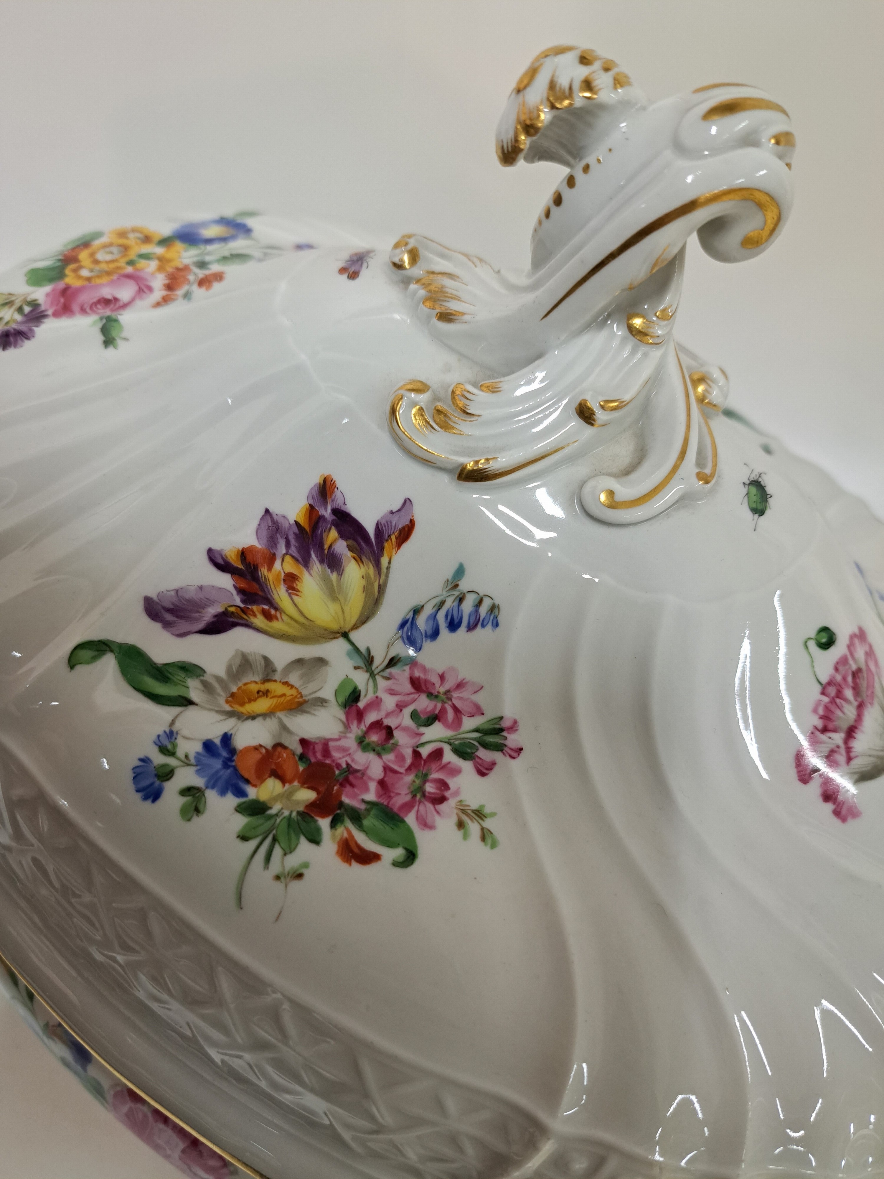 Detail f: Große Deckelterrine, Meissen, Pfeifferzeit, 2. Wahl, Porzellan, farbig- und goldstaffiert, Malerei mit Blumenbuketts und Insekten, Form Neuer ...