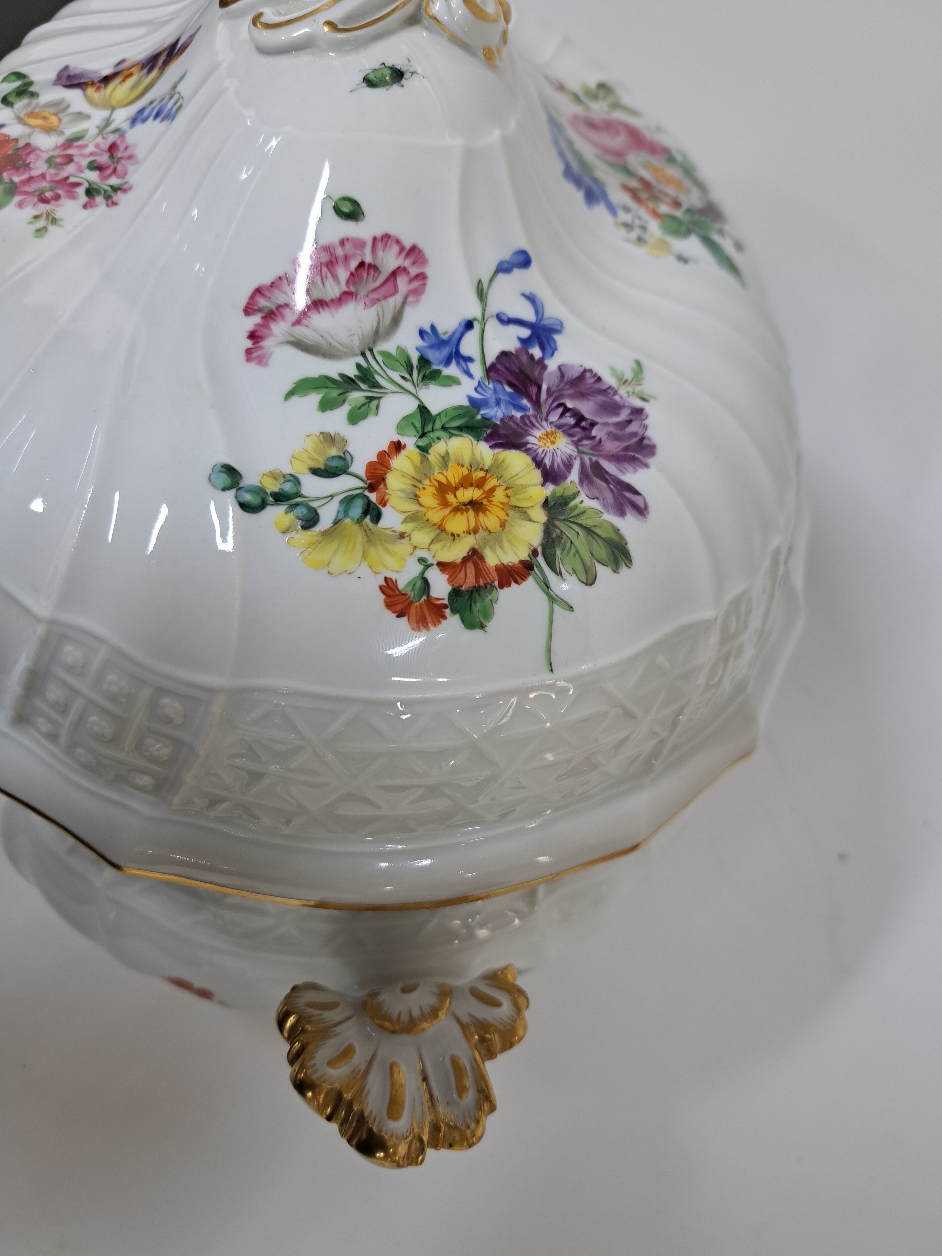 Detail g: Große Deckelterrine, Meissen, Pfeifferzeit, 2. Wahl, Porzellan, farbig- und goldstaffiert, Malerei mit Blumenbuketts und Insekten, Form Neuer ...