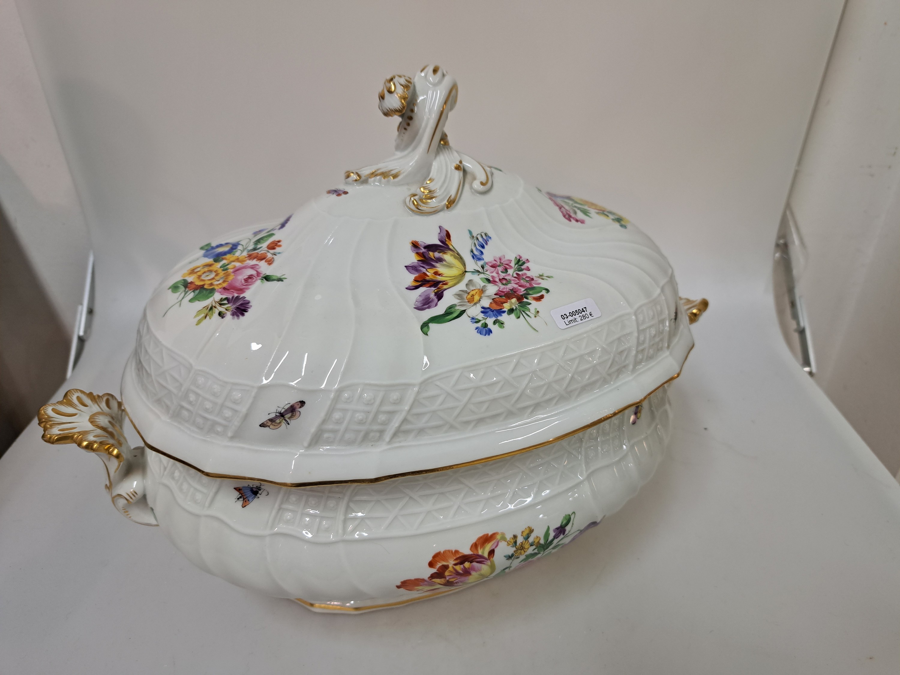 Detail h: Große Deckelterrine, Meissen, Pfeifferzeit, 2. Wahl, Porzellan, farbig- und goldstaffiert, Malerei mit Blumenbuketts und Insekten, Form Neuer ...