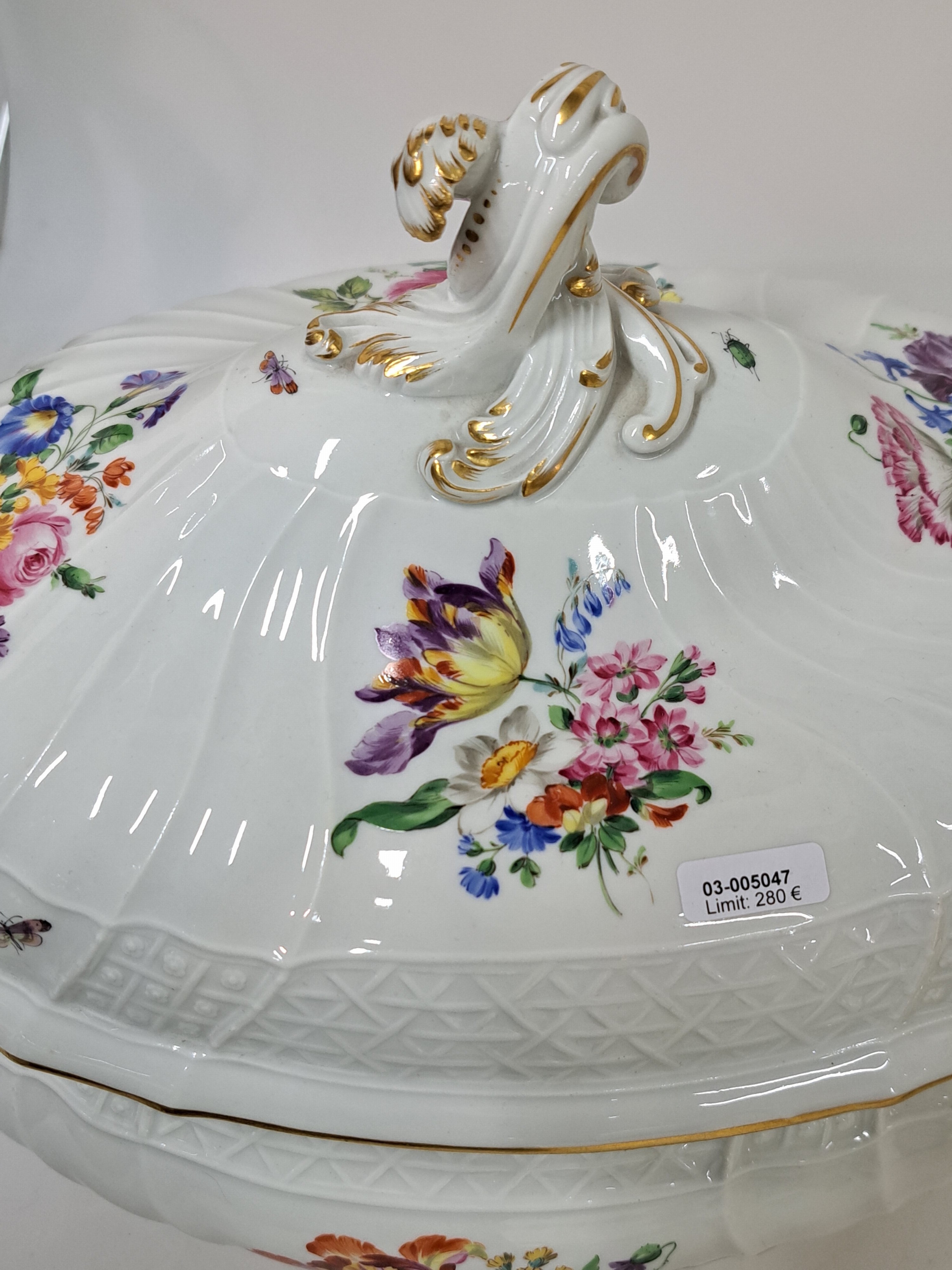 Detail i: Große Deckelterrine, Meissen, Pfeifferzeit, 2. Wahl, Porzellan, farbig- und goldstaffiert, Malerei mit Blumenbuketts und Insekten, Form Neuer ...