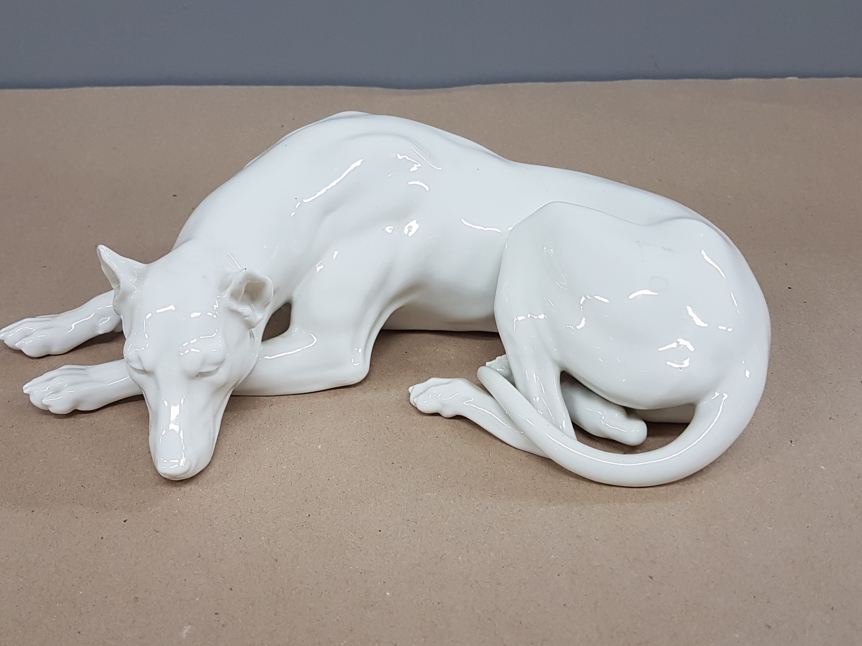 Detail a: 2 Porzellanfiguren, Nymphenburg, 20.Jh., Weißporzellan, liegende Dogge, L. 24 cm; Jagdhund mit erlegtem Kaninchen, L. 15.5 cm, jeweils ...