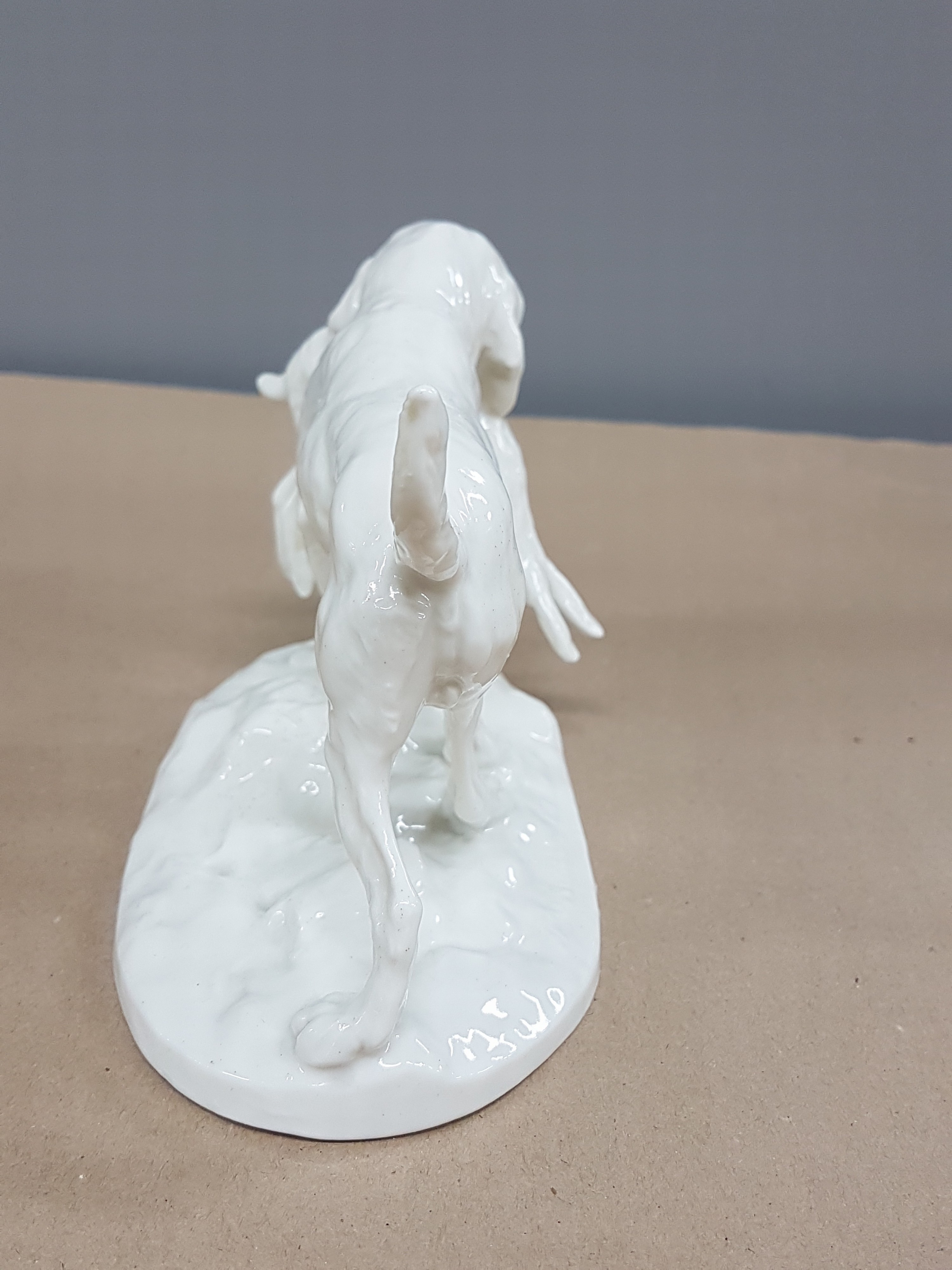 Detail j: 2 Porzellanfiguren, Nymphenburg, 20.Jh., Weißporzellan, liegende Dogge, L. 24 cm; Jagdhund mit erlegtem Kaninchen, L. 15.5 cm, jeweils ...