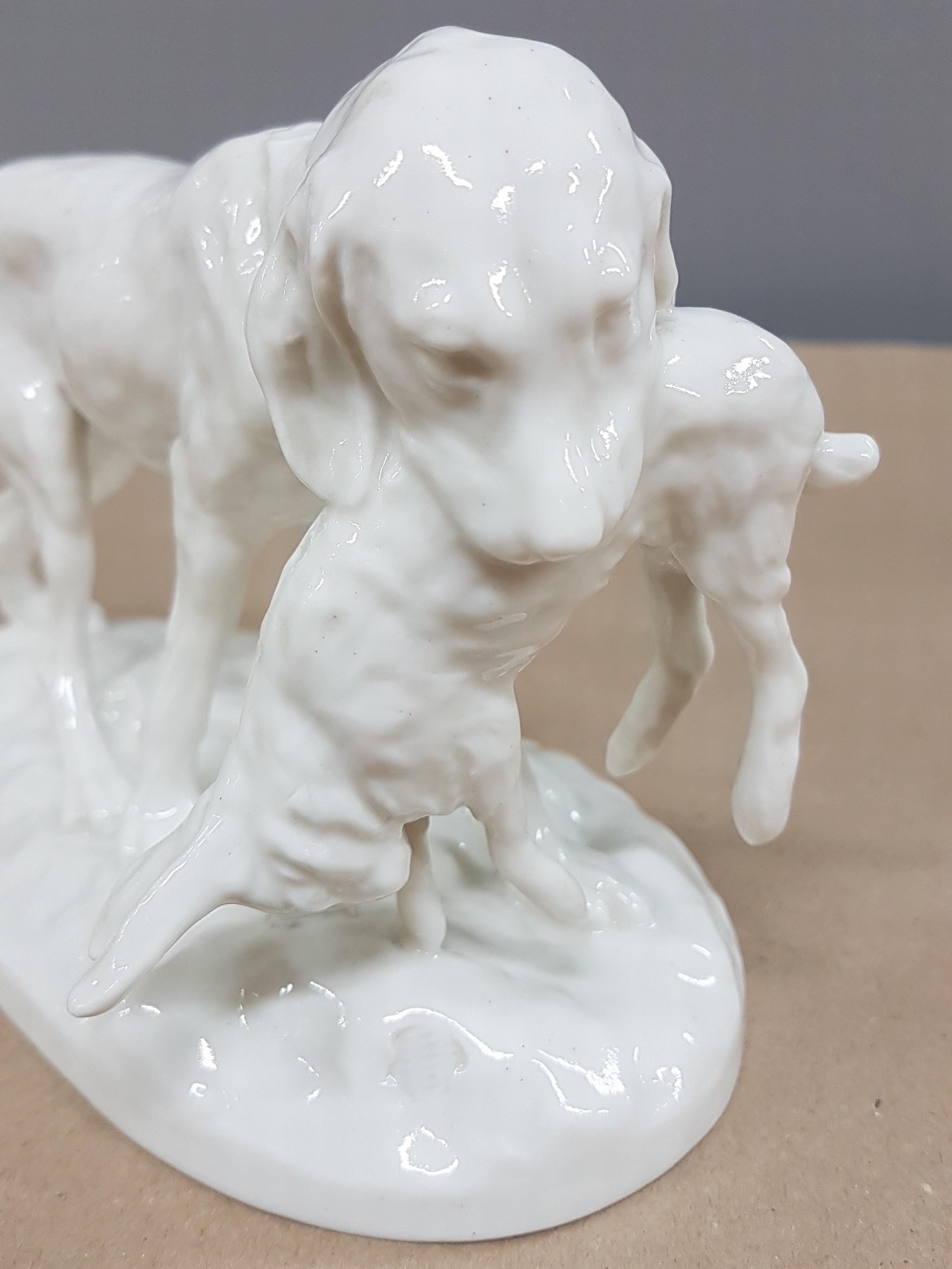 Detail k: 2 Porzellanfiguren, Nymphenburg, 20.Jh., Weißporzellan, liegende Dogge, L. 24 cm; Jagdhund mit erlegtem Kaninchen, L. 15.5 cm, jeweils ...
