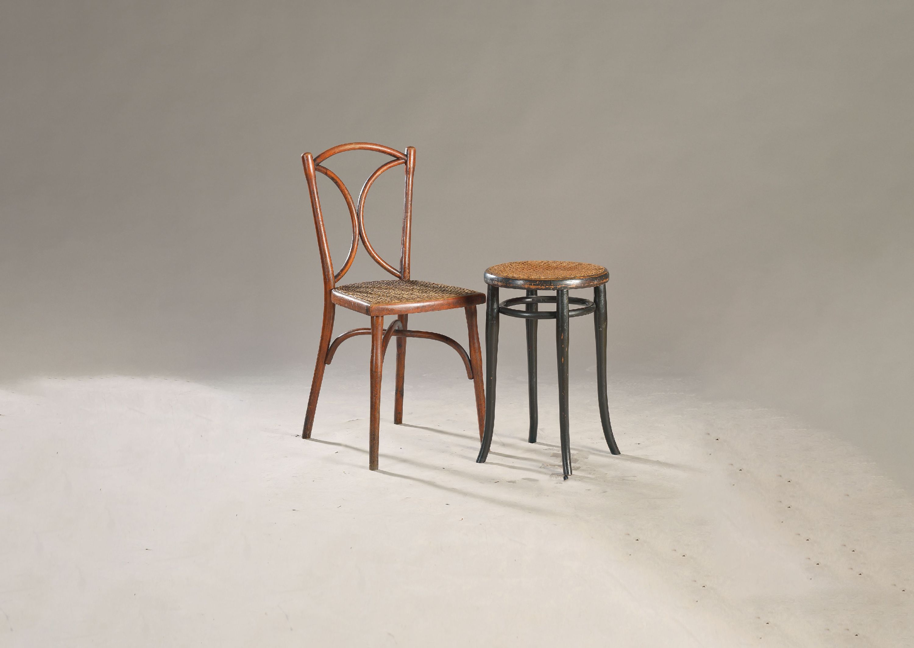 Hocker und Stuhl, Thonet, um 1900, Sitzfläche mit Geflecht, Rücken mit zwei halbrunden Einsätzen, gekreuzte Fußverbindung, Rücken mit zwei ...