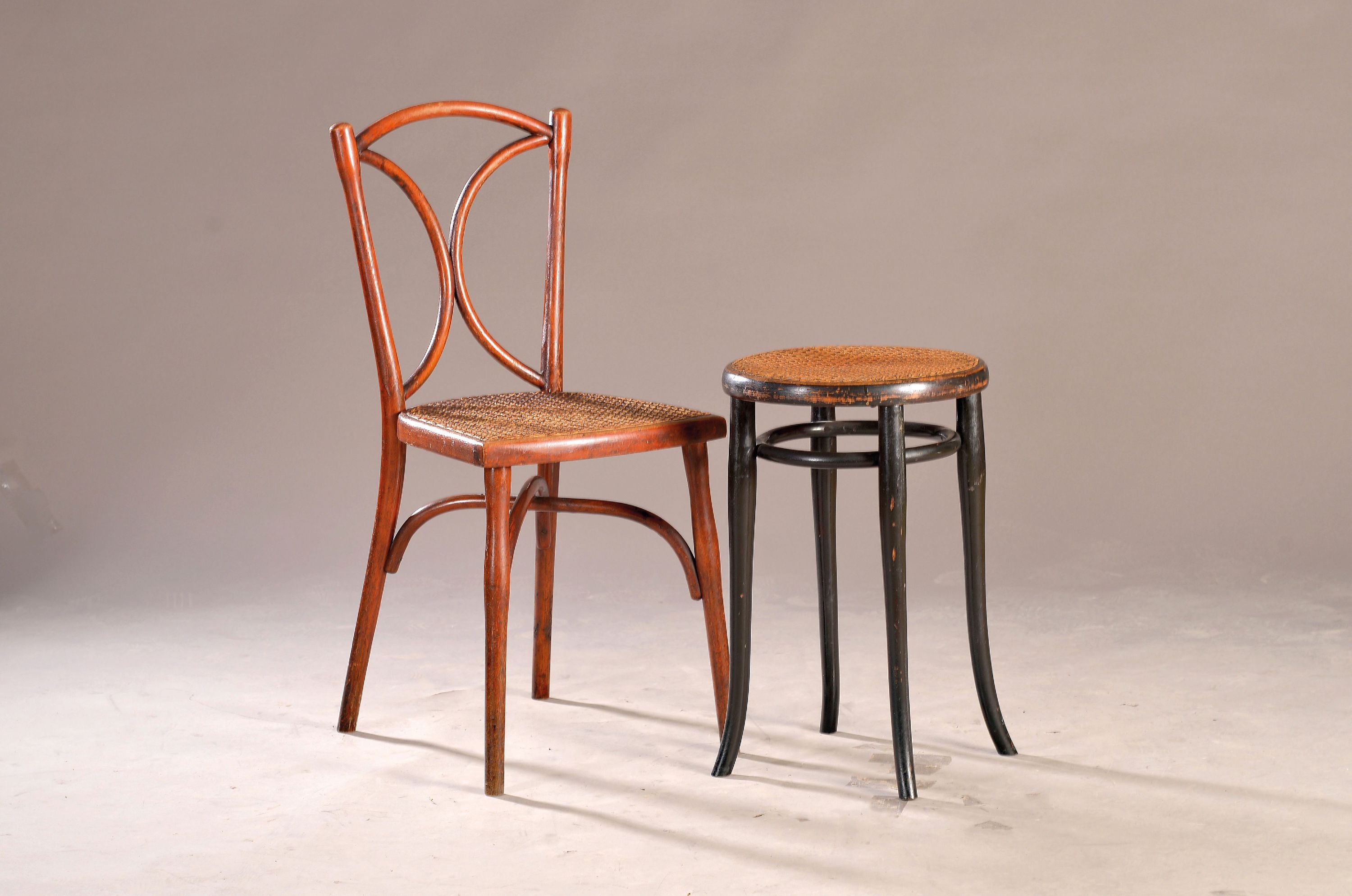 Detail a: Hocker und Stuhl, Thonet, um 1900, Sitzfläche mit Geflecht, Rücken mit zwei halbrunden Einsätzen, gekreuzte Fußverbindung, Rücken mit zwei ...