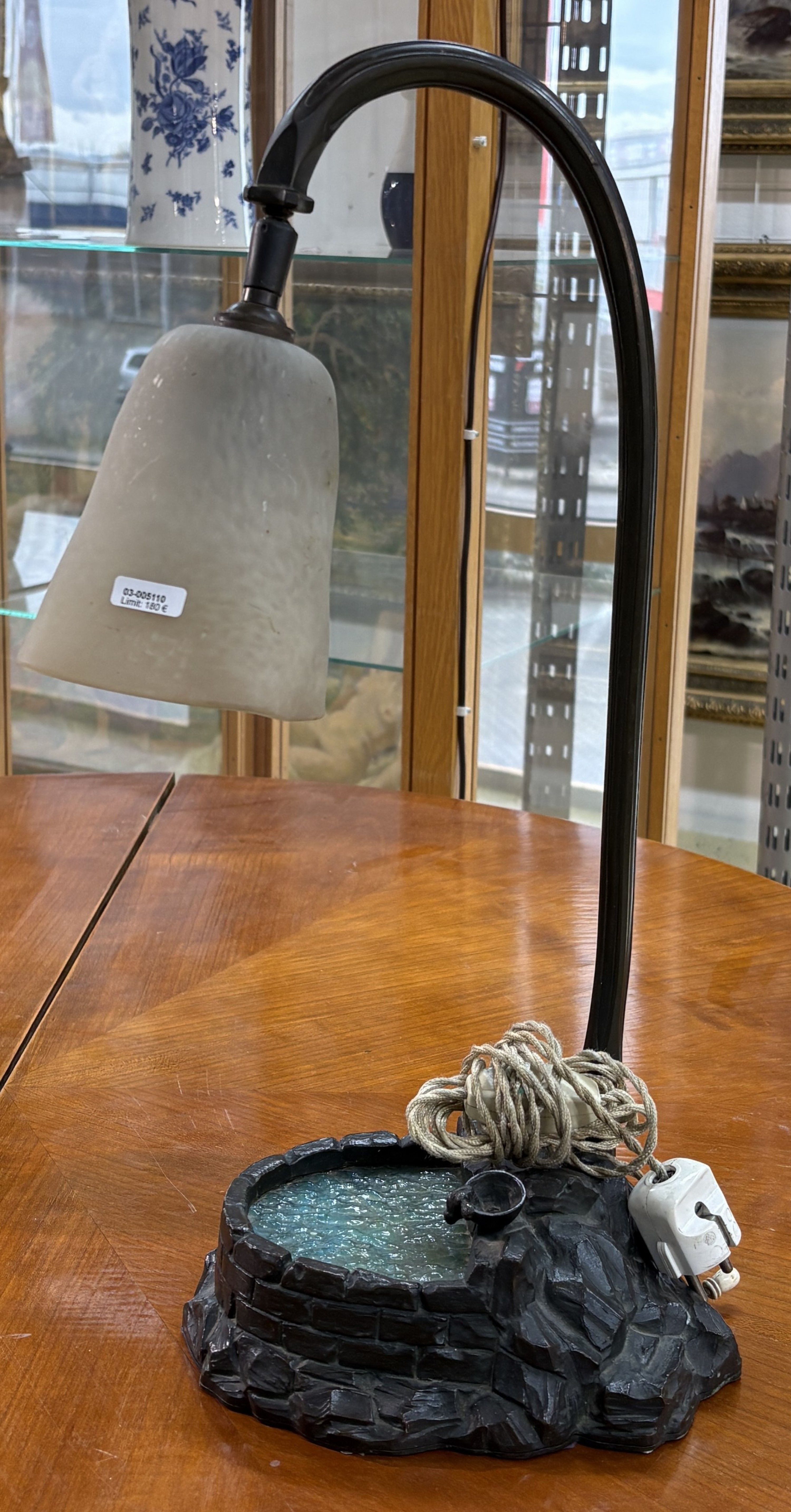 Detail a: Tischlampe, Frankreich, Degue, 20er Jahre, Fuß in Form eines Brunnens, Metall mit Glaseinsatz, figürliche Bekrönung fehlt, eine Brennstelle, ...