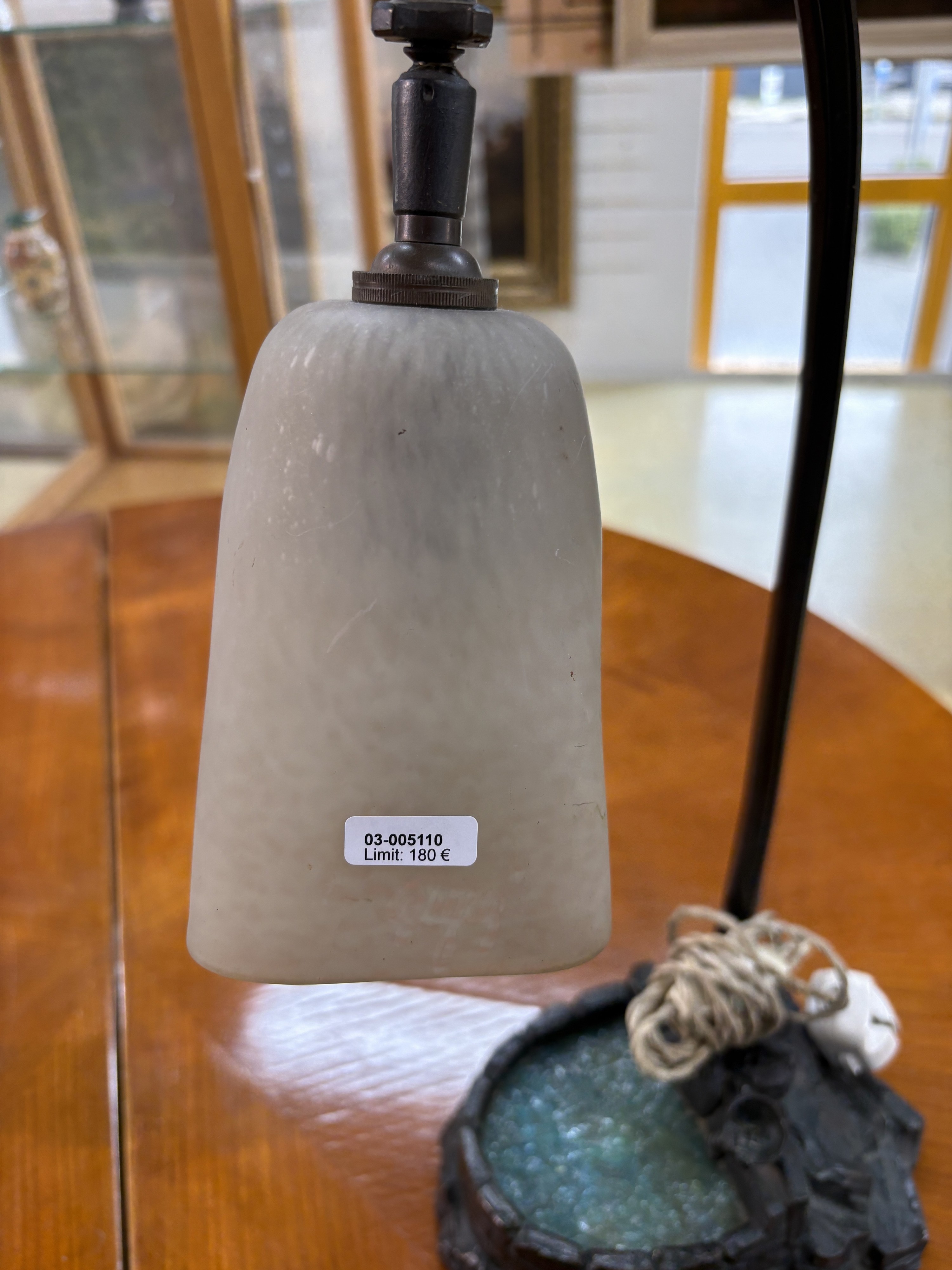 Detail d: Tischlampe, Frankreich, Degue, 20er Jahre, Fuß in Form eines Brunnens, Metall mit Glaseinsatz, figürliche Bekrönung fehlt, eine Brennstelle, ...