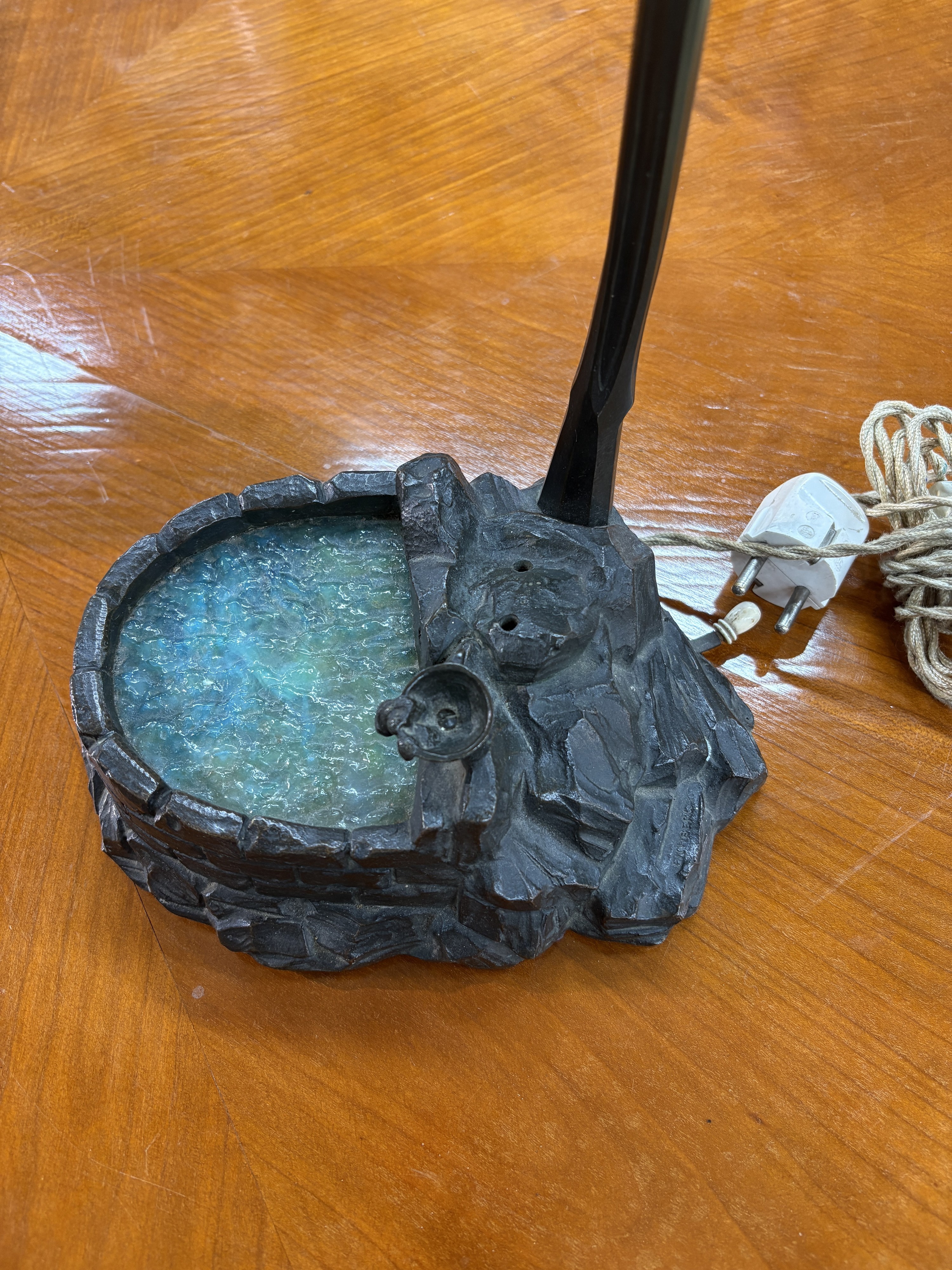 Detail e: Tischlampe, Frankreich, Degue, 20er Jahre, Fuß in Form eines Brunnens, Metall mit Glaseinsatz, figürliche Bekrönung fehlt, eine Brennstelle, ...