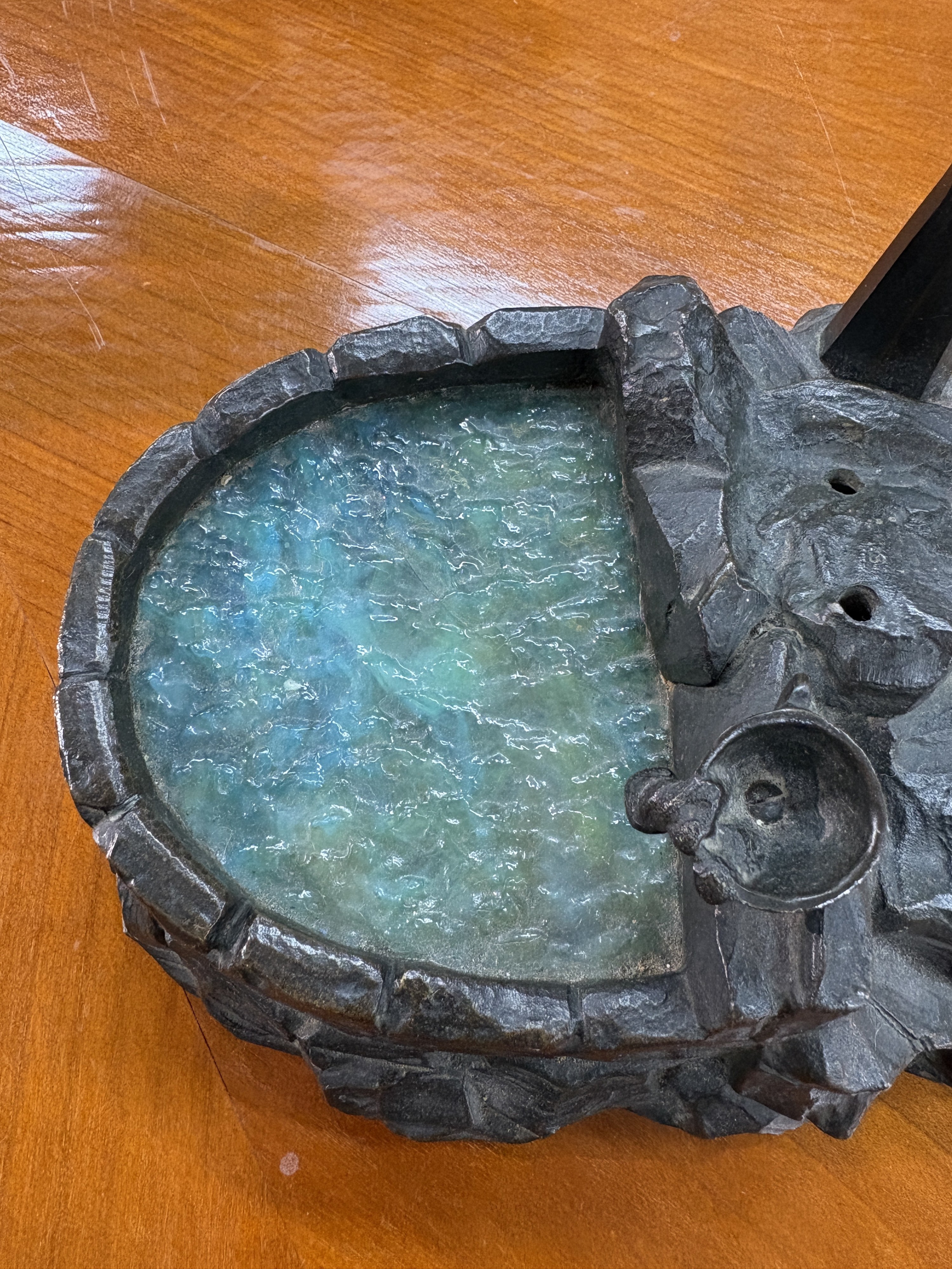 Detail f: Tischlampe, Frankreich, Degue, 20er Jahre, Fuß in Form eines Brunnens, Metall mit Glaseinsatz, figürliche Bekrönung fehlt, eine Brennstelle, ...