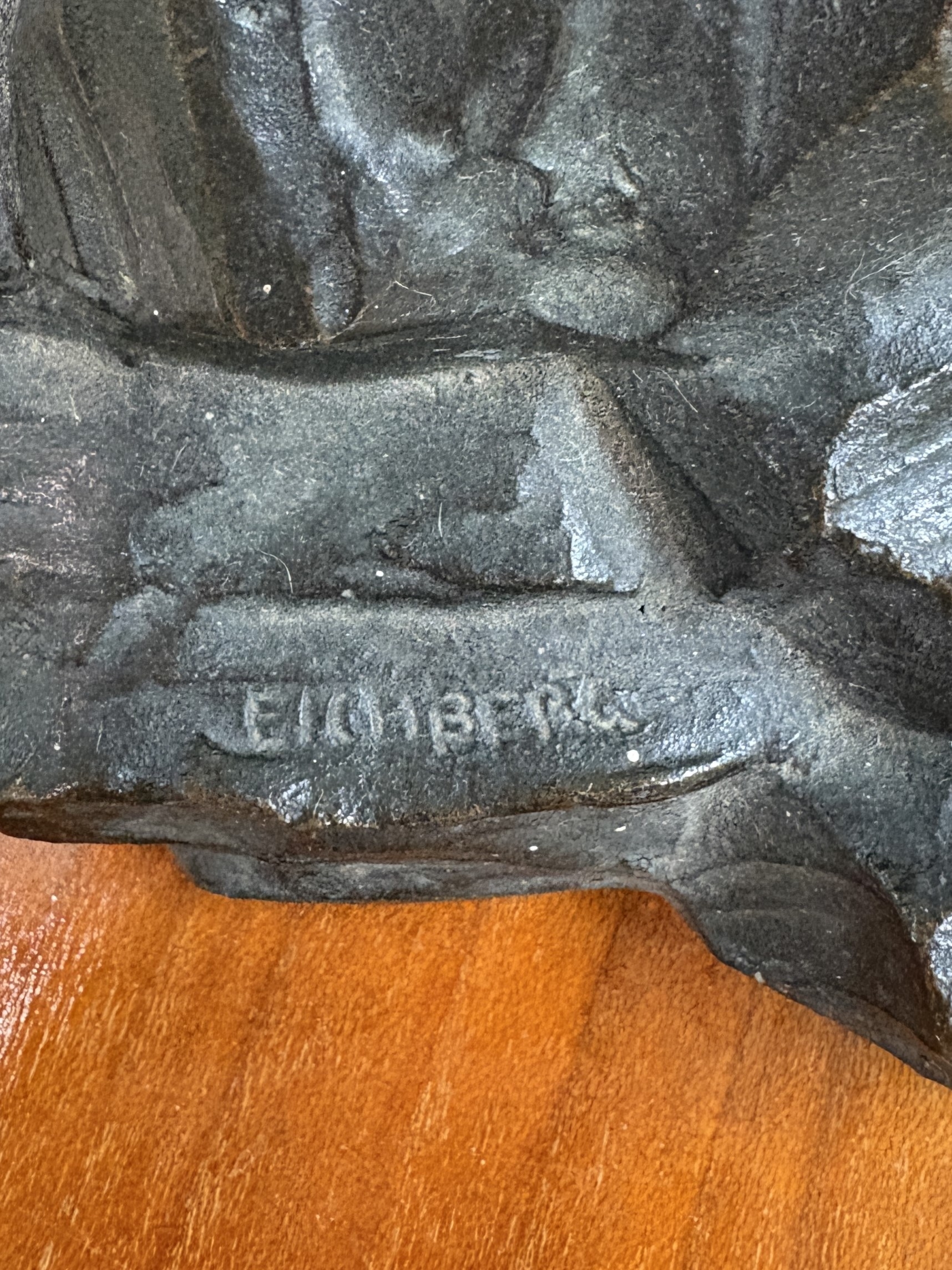 Detail j: Tischlampe, Frankreich, Degue, 20er Jahre, Fuß in Form eines Brunnens, Metall mit Glaseinsatz, figürliche Bekrönung fehlt, eine Brennstelle, ...