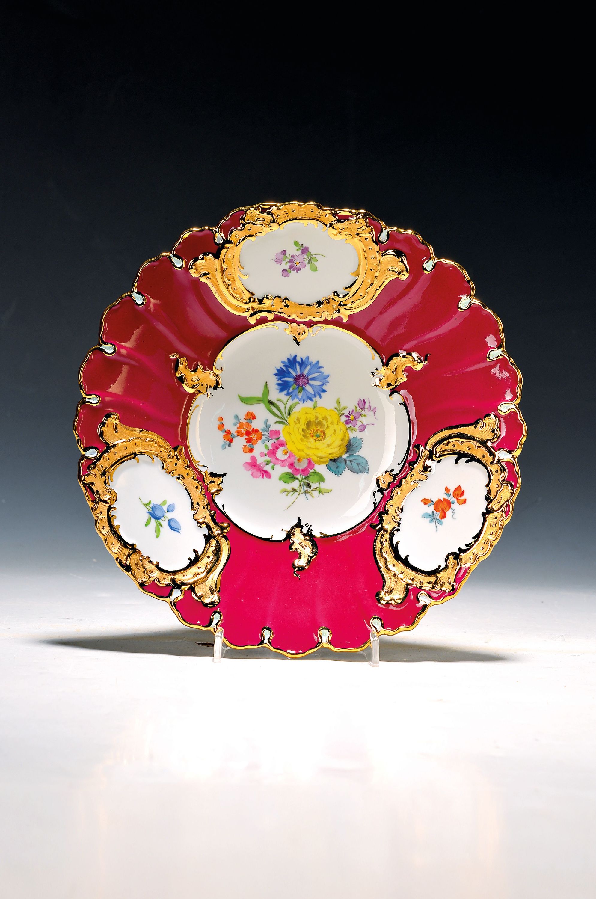 Image 27055090 - Prunkteller, Meissen, 1970er Jahre, 2. Wahl, partiell purpurrot glasiert, matt- und ...