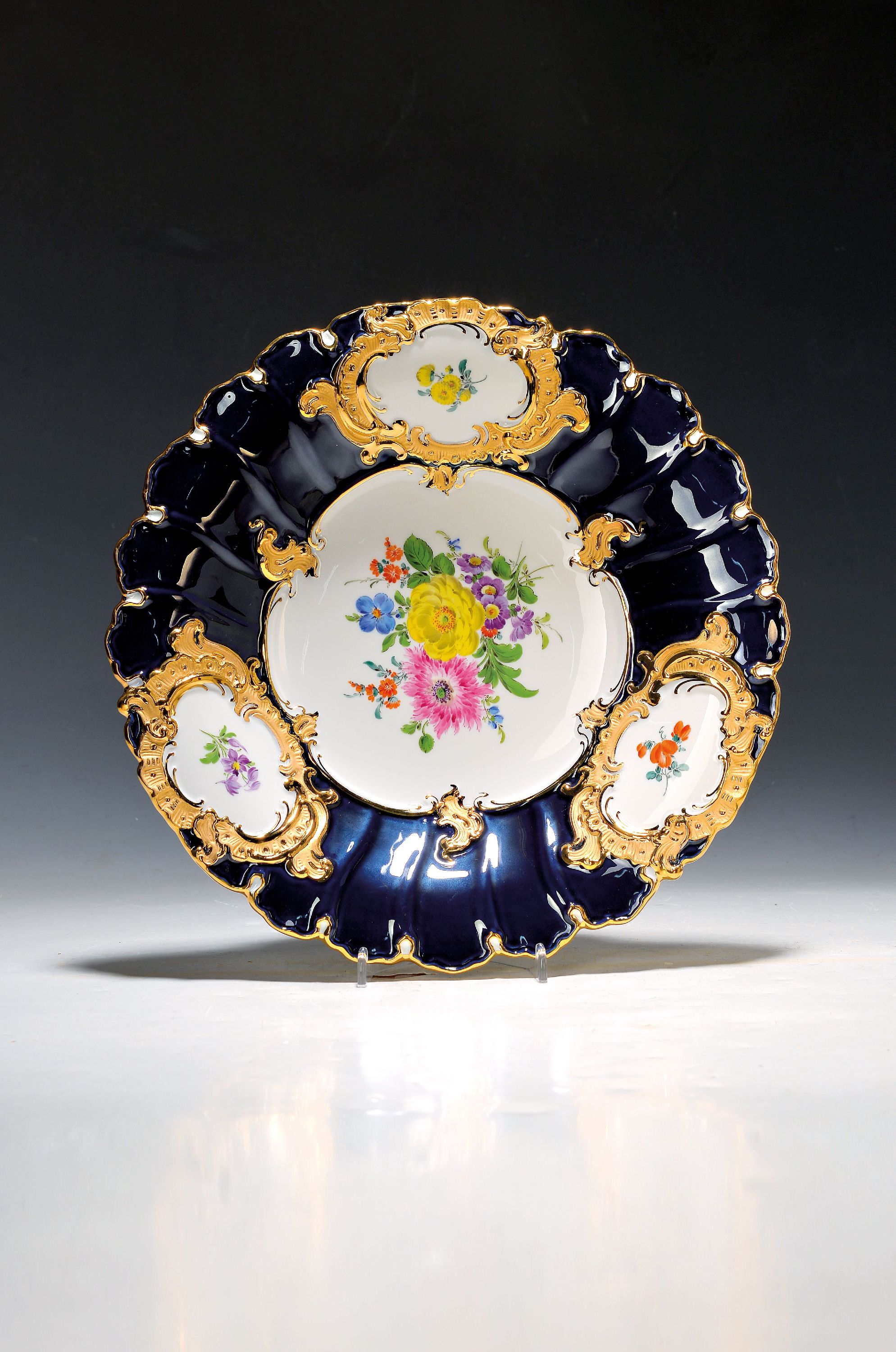 Image 27055092 - Prunkteller, Meissen, 20. Jh., 2. Wahl, partiell kobaltblau glasiert, matt- und ...