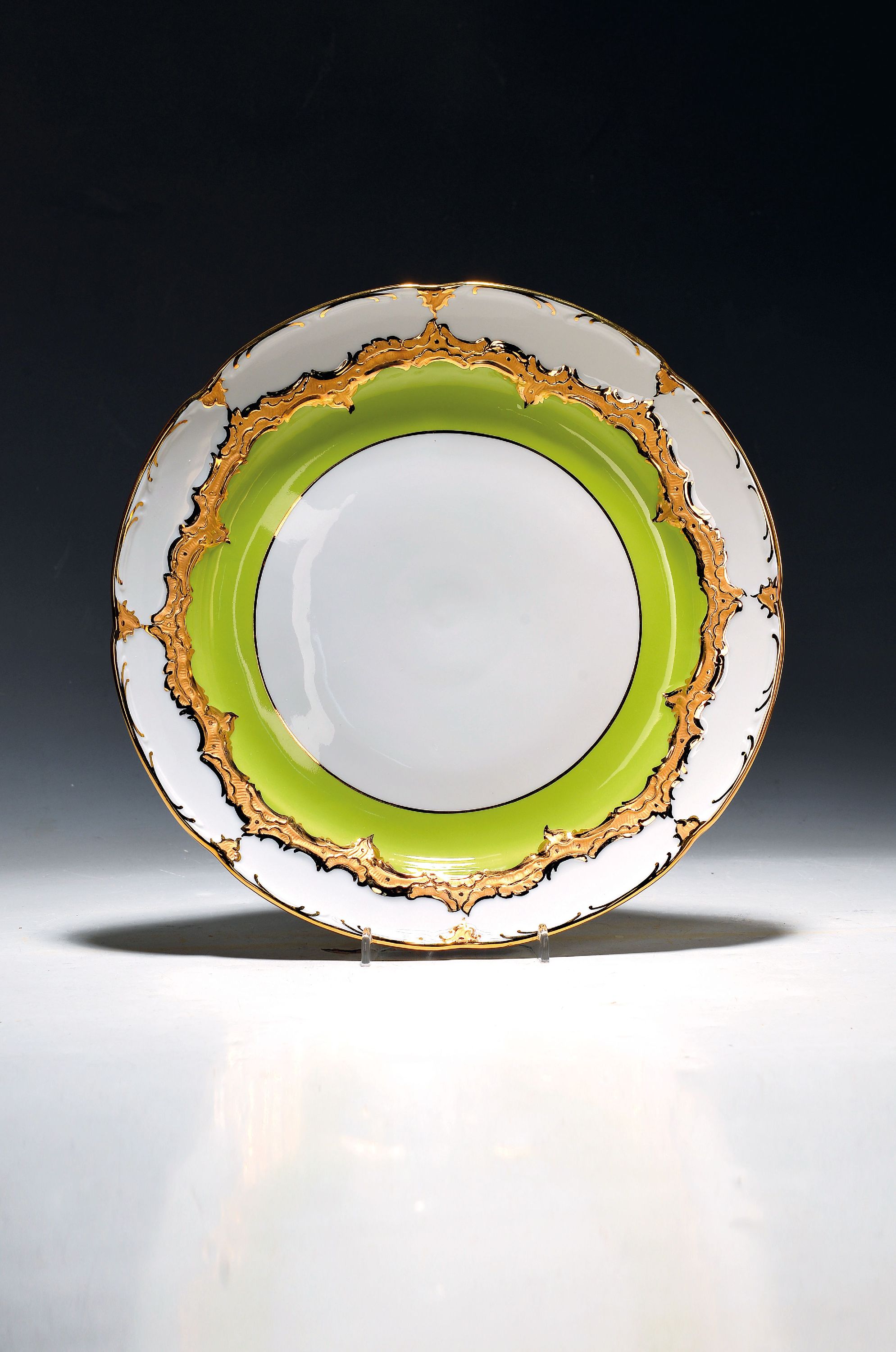 Image 27055093 - Runde Platte, Meissen, 20. Jh., 1. Wahl, B-Form, partiell grün glasiert, matt- und ...