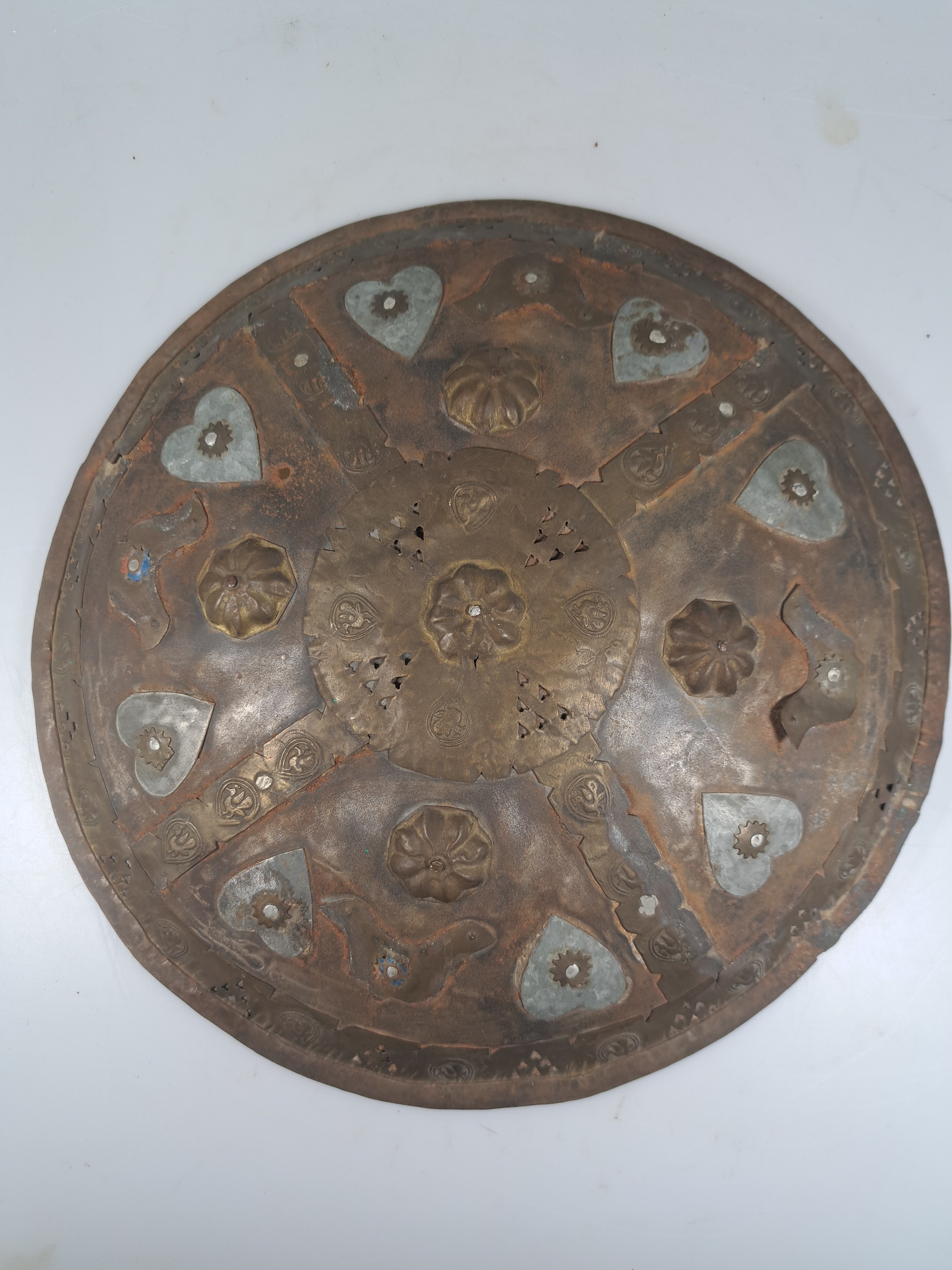 Detail a: Säbel/Shamshir und kleiner Rundschild, osmanisches Reich, 19. Jahrhundert, Holzgriff, einschneidige Stahlklinge, korrodiert, Griffschalen ...