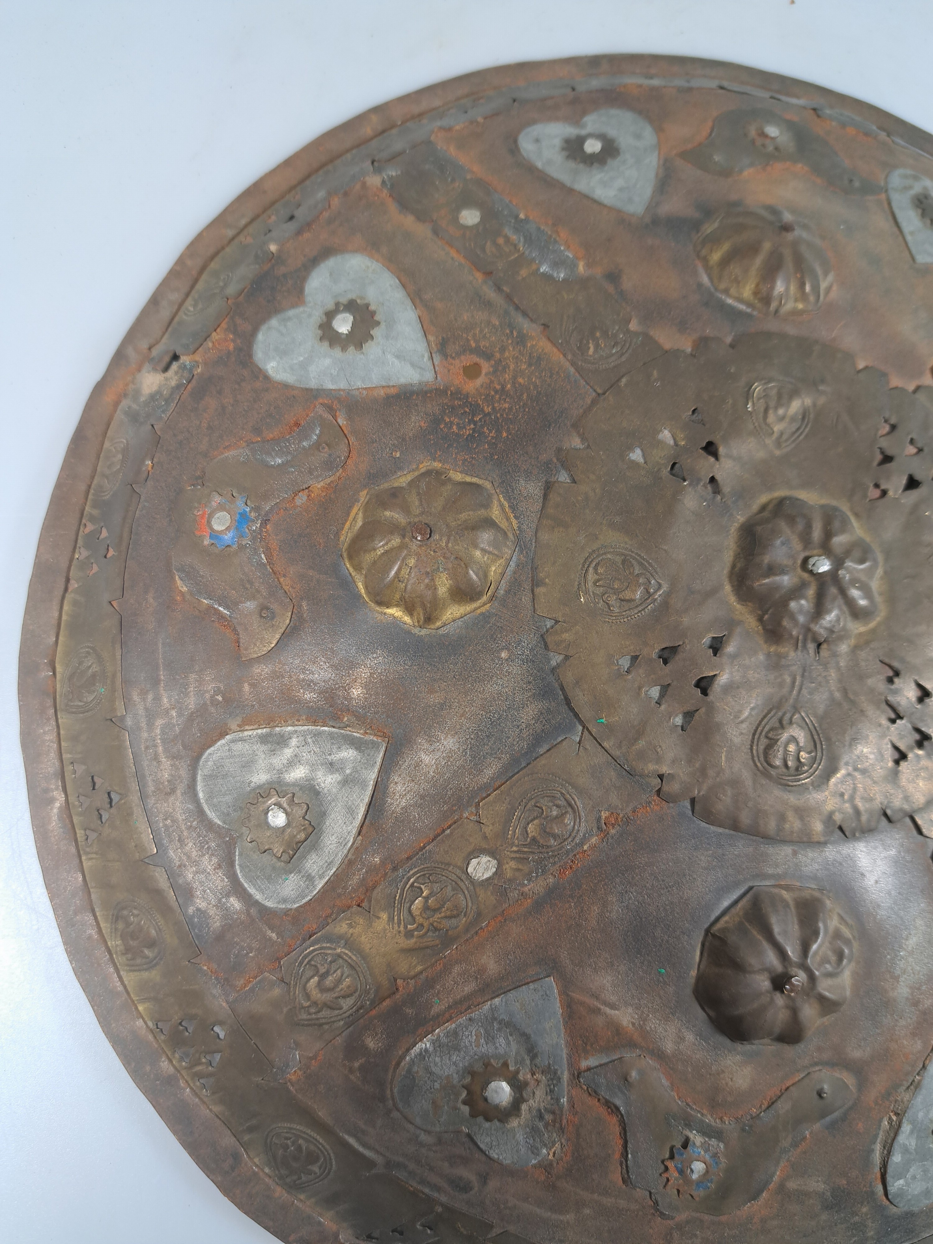 Detail b: Säbel/Shamshir und kleiner Rundschild, osmanisches Reich, 19. Jahrhundert, Holzgriff, einschneidige Stahlklinge, korrodiert, Griffschalen ...