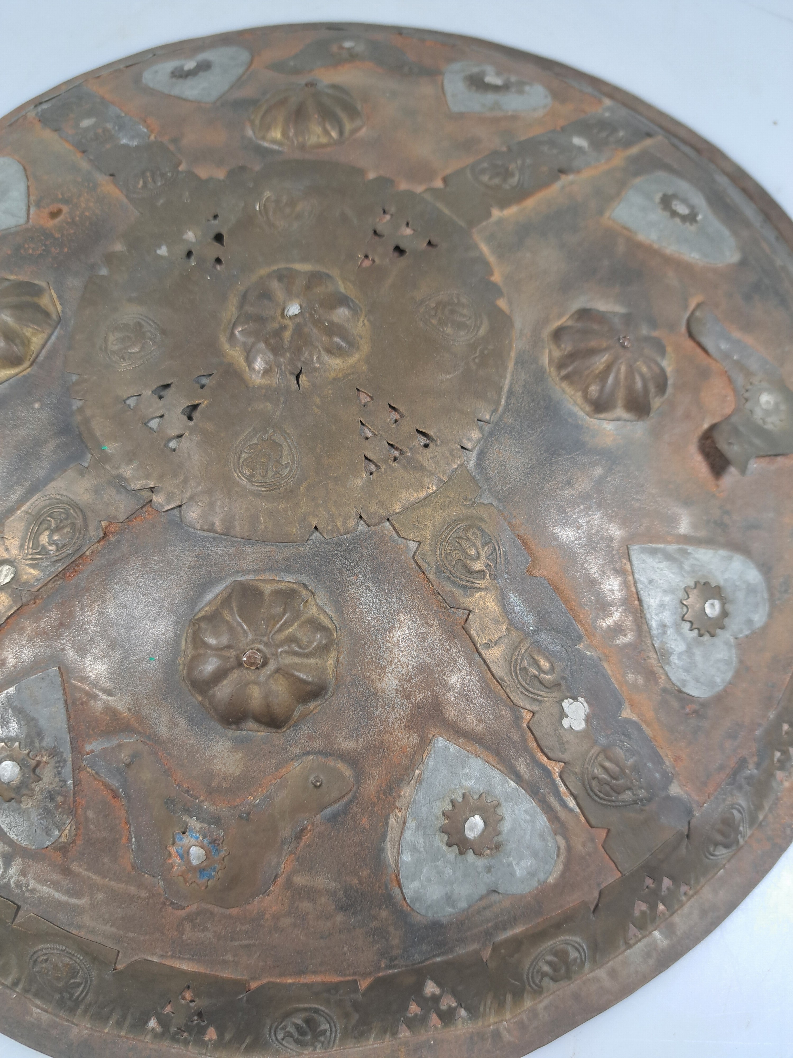 Detail c: Säbel/Shamshir und kleiner Rundschild, osmanisches Reich, 19. Jahrhundert, Holzgriff, einschneidige Stahlklinge, korrodiert, Griffschalen ...