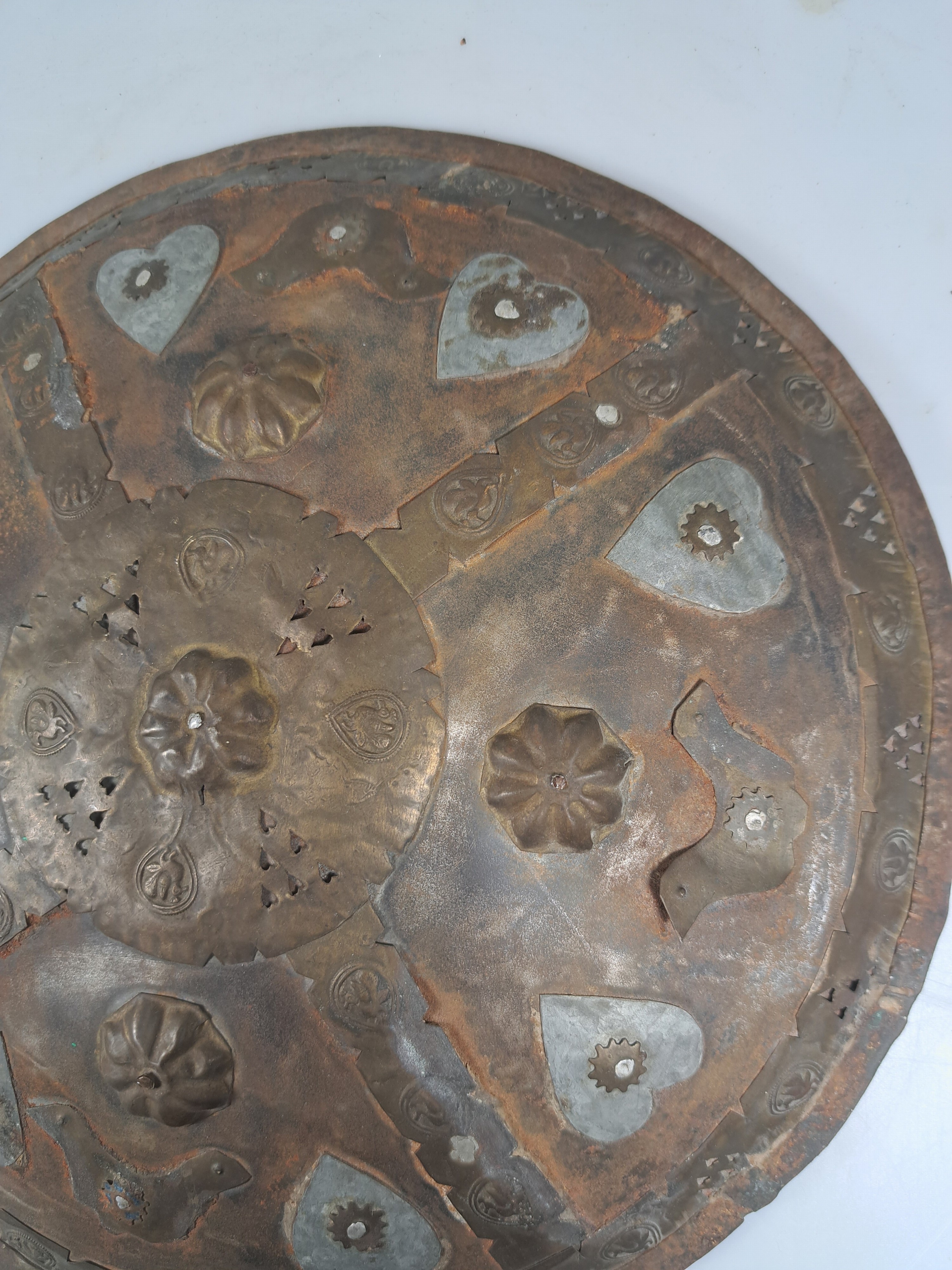 Detail d: Säbel/Shamshir und kleiner Rundschild, osmanisches Reich, 19. Jahrhundert, Holzgriff, einschneidige Stahlklinge, korrodiert, Griffschalen ...