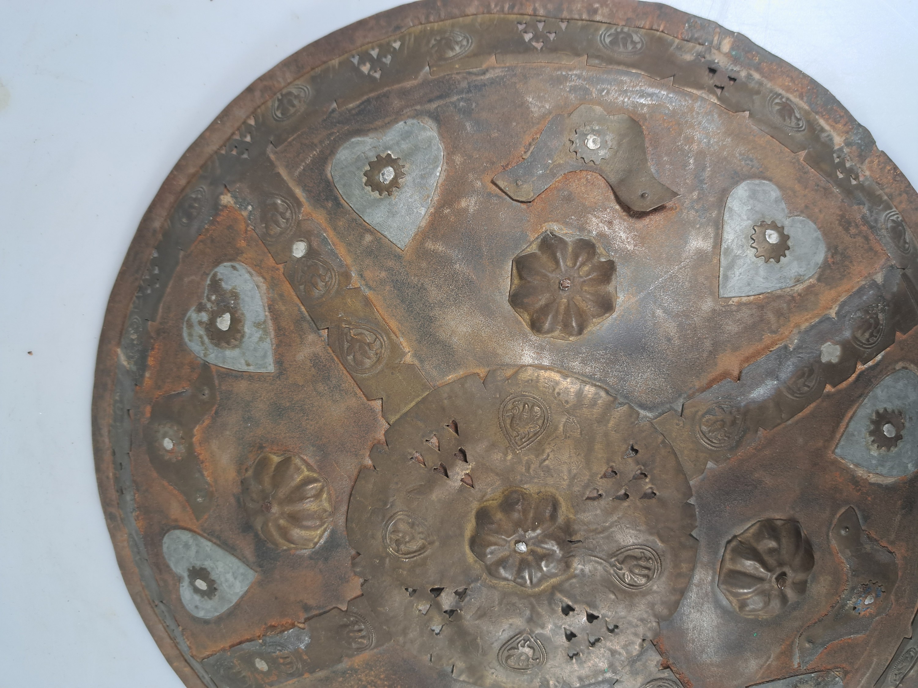Detail e: Säbel/Shamshir und kleiner Rundschild, osmanisches Reich, 19. Jahrhundert, Holzgriff, einschneidige Stahlklinge, korrodiert, Griffschalen ...