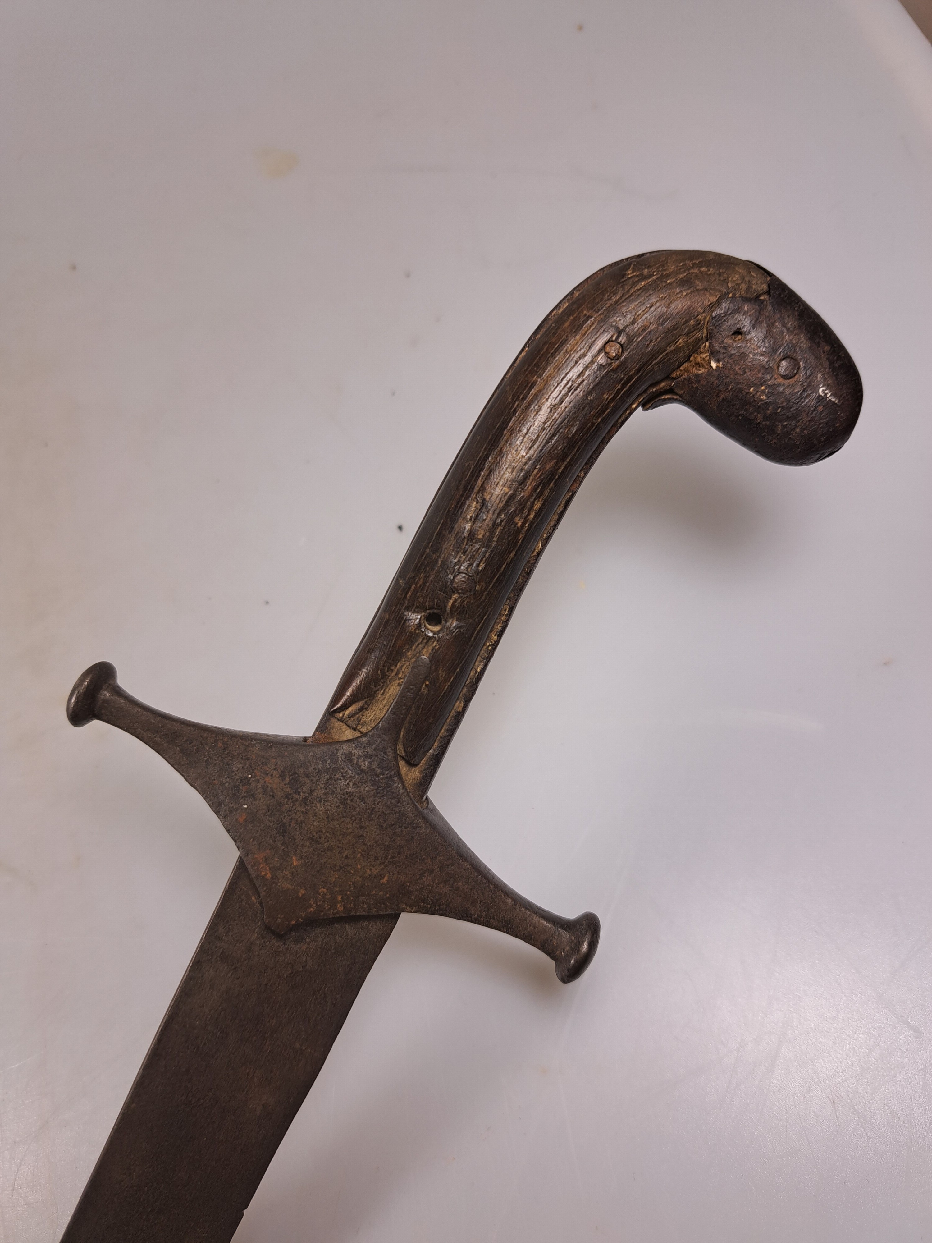 Detail g: Säbel/Shamshir und kleiner Rundschild, osmanisches Reich, 19. Jahrhundert, Holzgriff, einschneidige Stahlklinge, korrodiert, Griffschalen ...