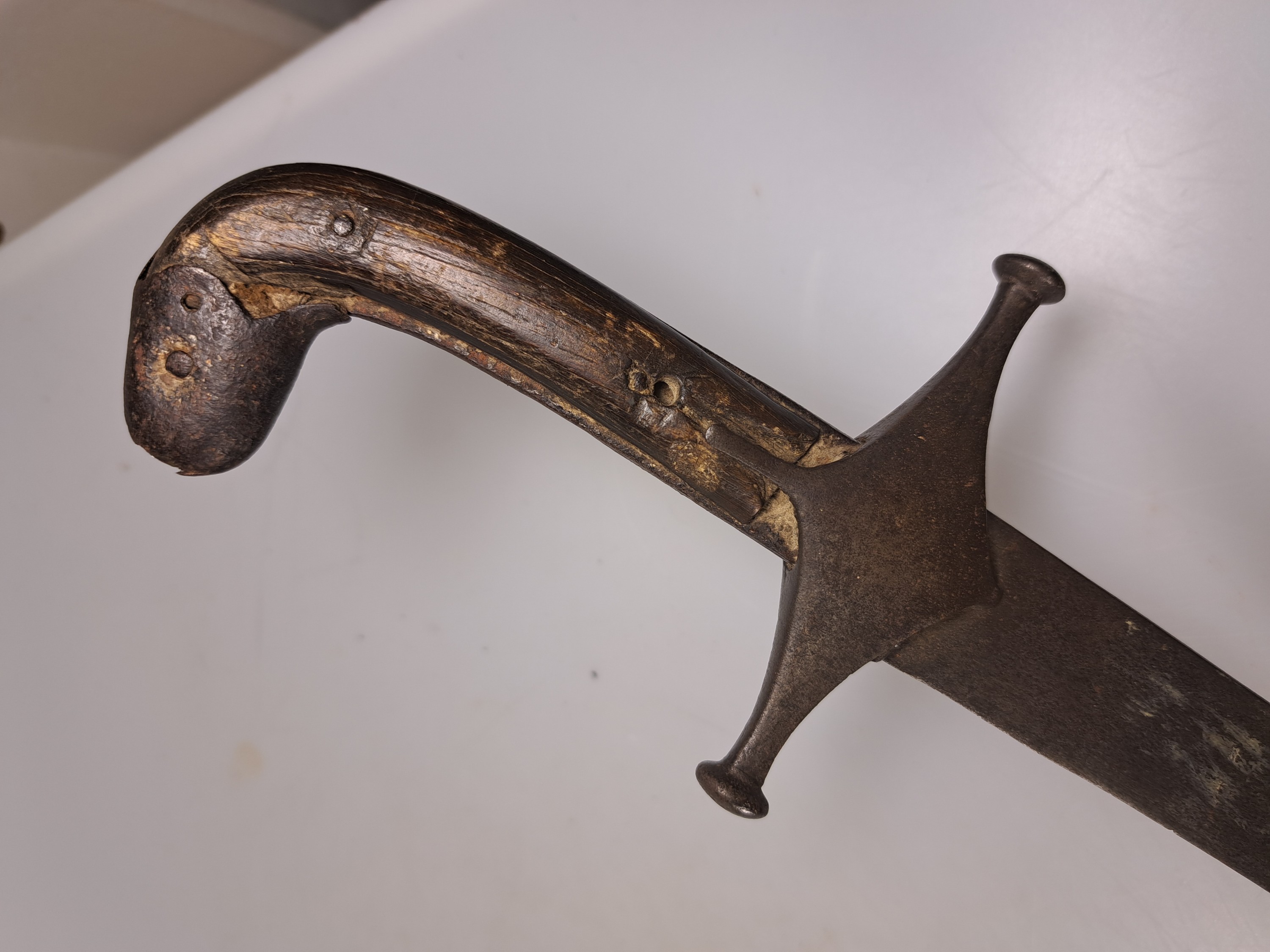 Detail h: Säbel/Shamshir und kleiner Rundschild, osmanisches Reich, 19. Jahrhundert, Holzgriff, einschneidige Stahlklinge, korrodiert, Griffschalen ...