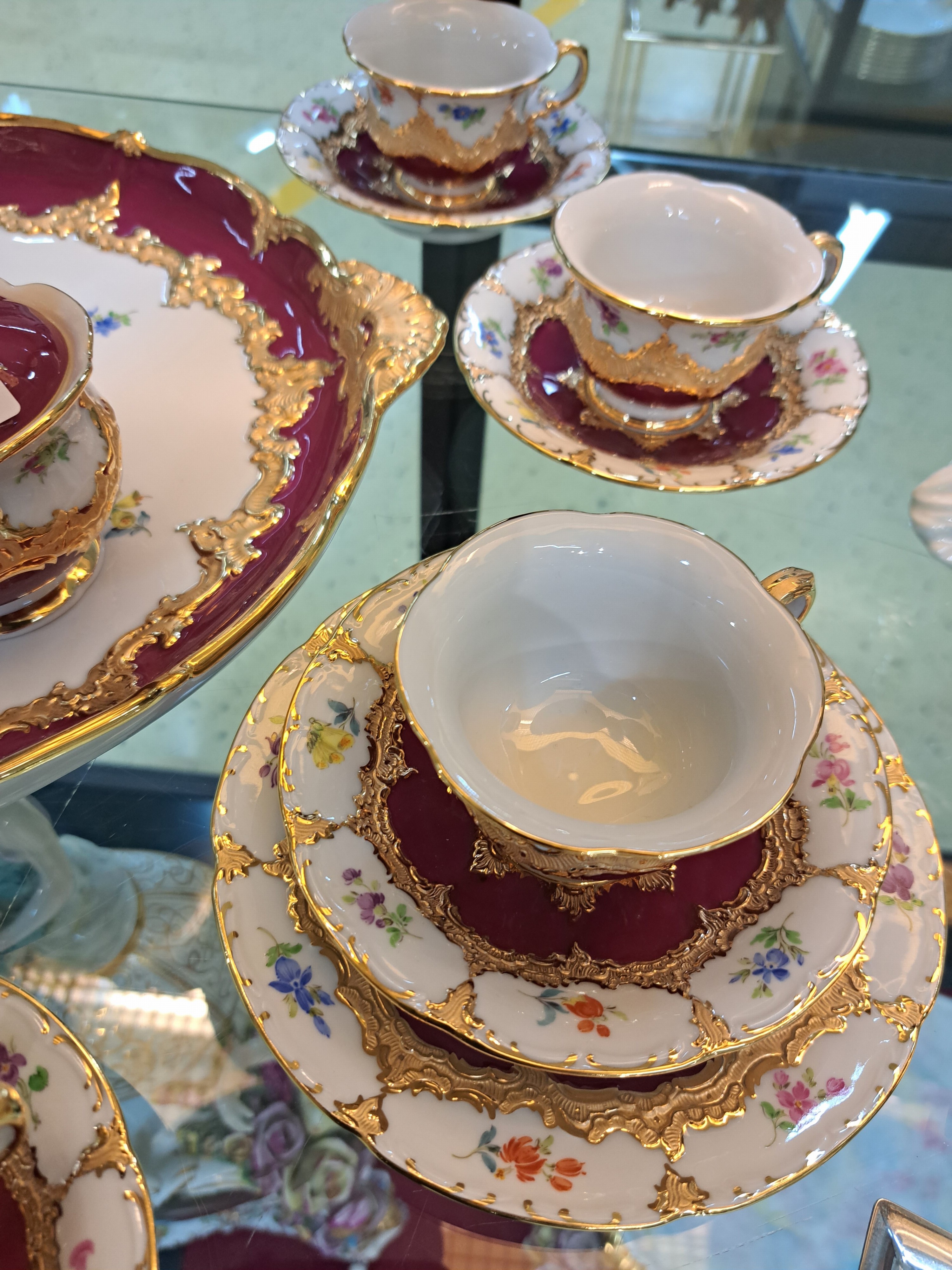 Detail a: Mokka- bzw. Espresso-Service für 6 Personen, Meissen, 20. Jh., Meissen, 1970er Jahre, 2. Wahl, B-Form, partiell purpurrot glasiert, matt- und ...
