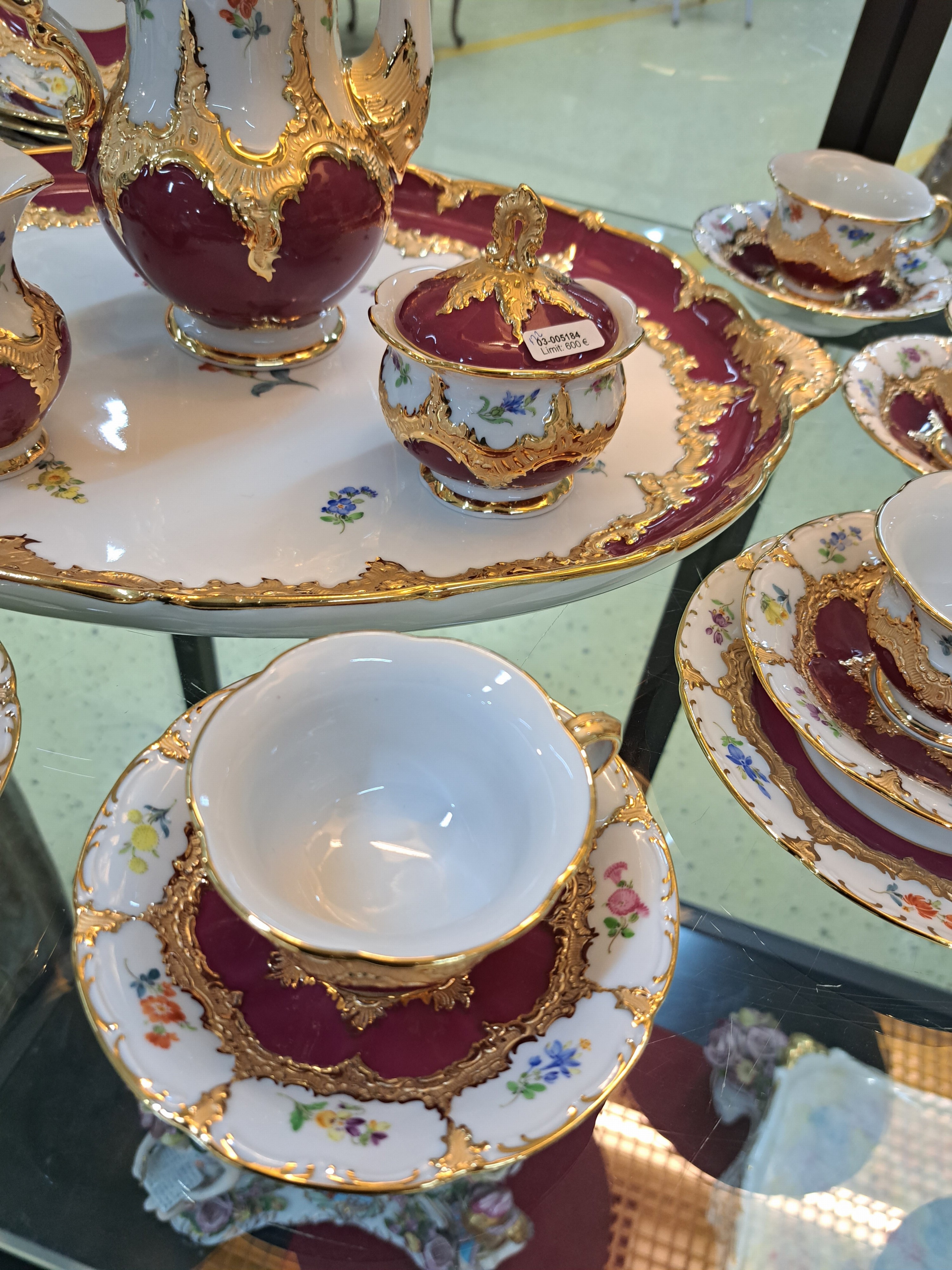 Detail b: Mokka- bzw. Espresso-Service für 6 Personen, Meissen, 20. Jh., Meissen, 1970er Jahre, 2. Wahl, B-Form, partiell purpurrot glasiert, matt- und ...