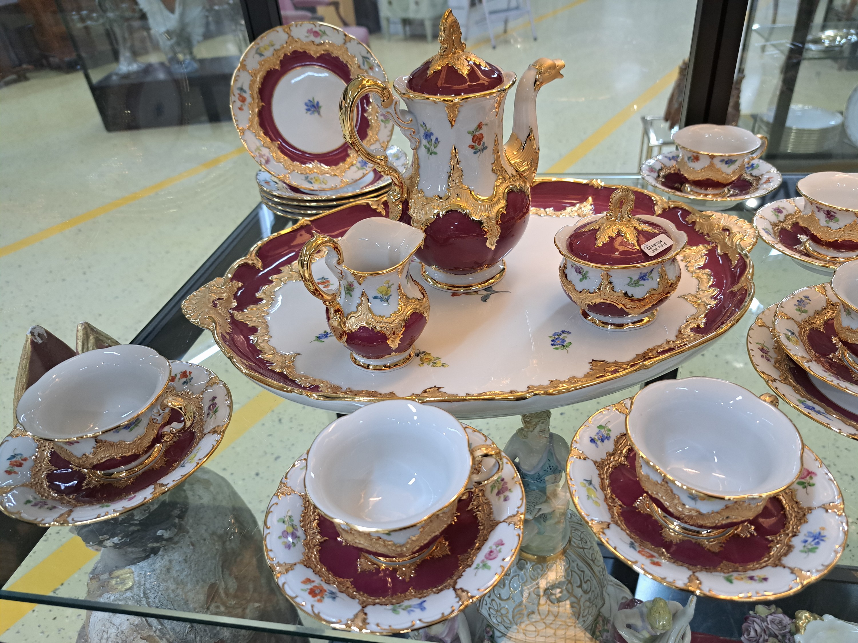 Detail c: Mokka- bzw. Espresso-Service für 6 Personen, Meissen, 20. Jh., Meissen, 1970er Jahre, 2. Wahl, B-Form, partiell purpurrot glasiert, matt- und ...