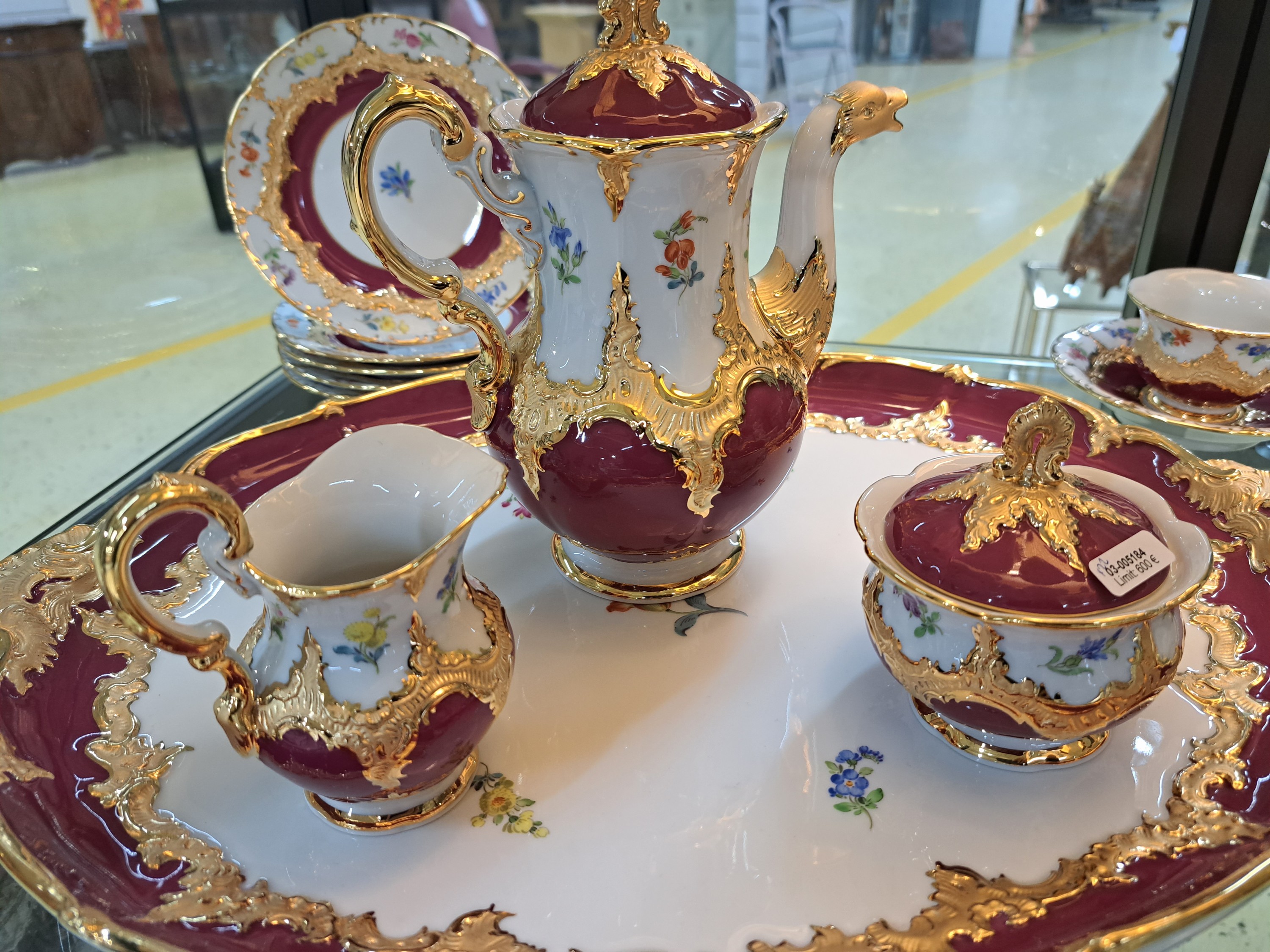Detail d: Mokka- bzw. Espresso-Service für 6 Personen, Meissen, 20. Jh., Meissen, 1970er Jahre, 2. Wahl, B-Form, partiell purpurrot glasiert, matt- und ...