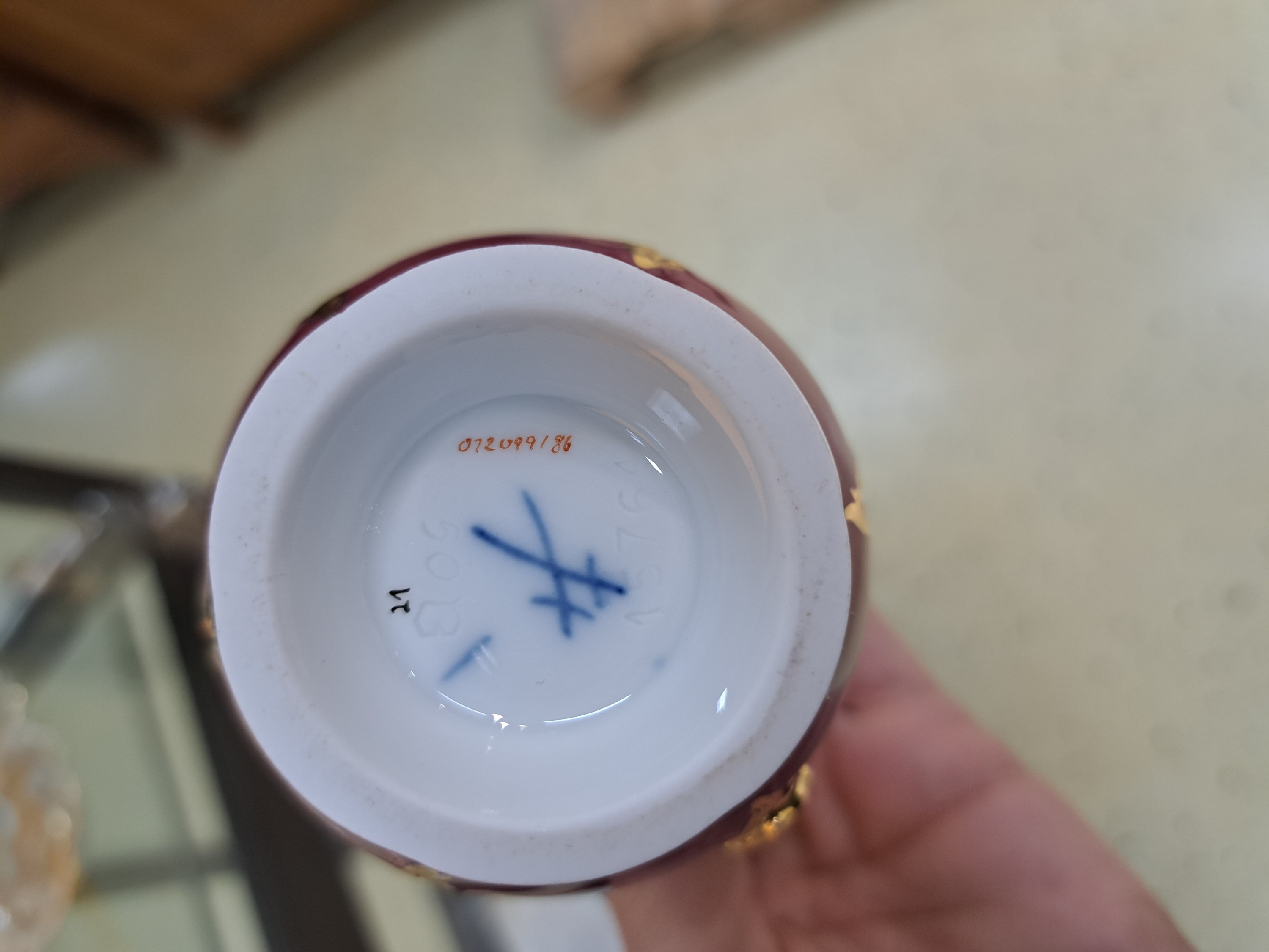 Detail f: Mokka- bzw. Espresso-Service für 6 Personen, Meissen, 20. Jh., Meissen, 1970er Jahre, 2. Wahl, B-Form, partiell purpurrot glasiert, matt- und ...