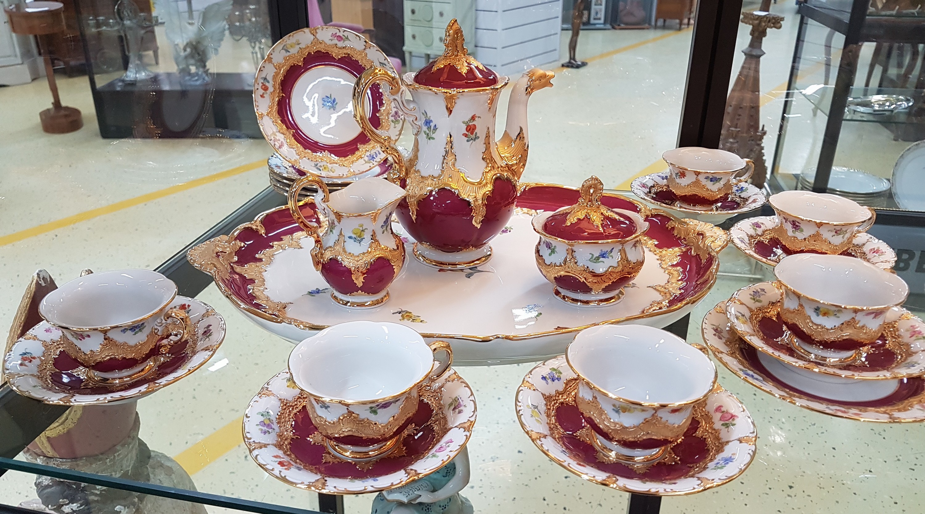 Detail g: Mokka- bzw. Espresso-Service für 6 Personen, Meissen, 20. Jh., Meissen, 1970er Jahre, 2. Wahl, B-Form, partiell purpurrot glasiert, matt- und ...