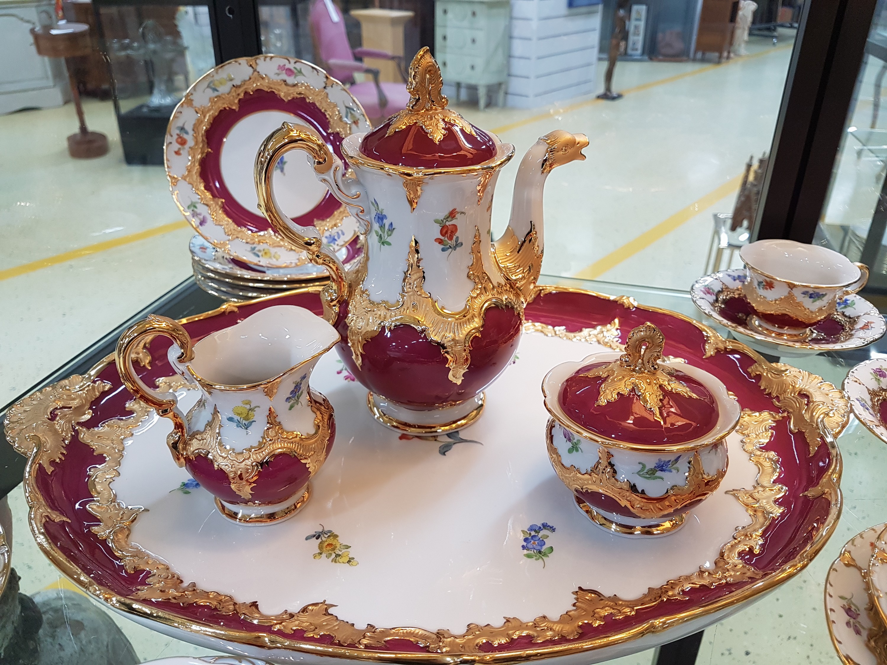 Detail h: Mokka- bzw. Espresso-Service für 6 Personen, Meissen, 20. Jh., Meissen, 1970er Jahre, 2. Wahl, B-Form, partiell purpurrot glasiert, matt- und ...