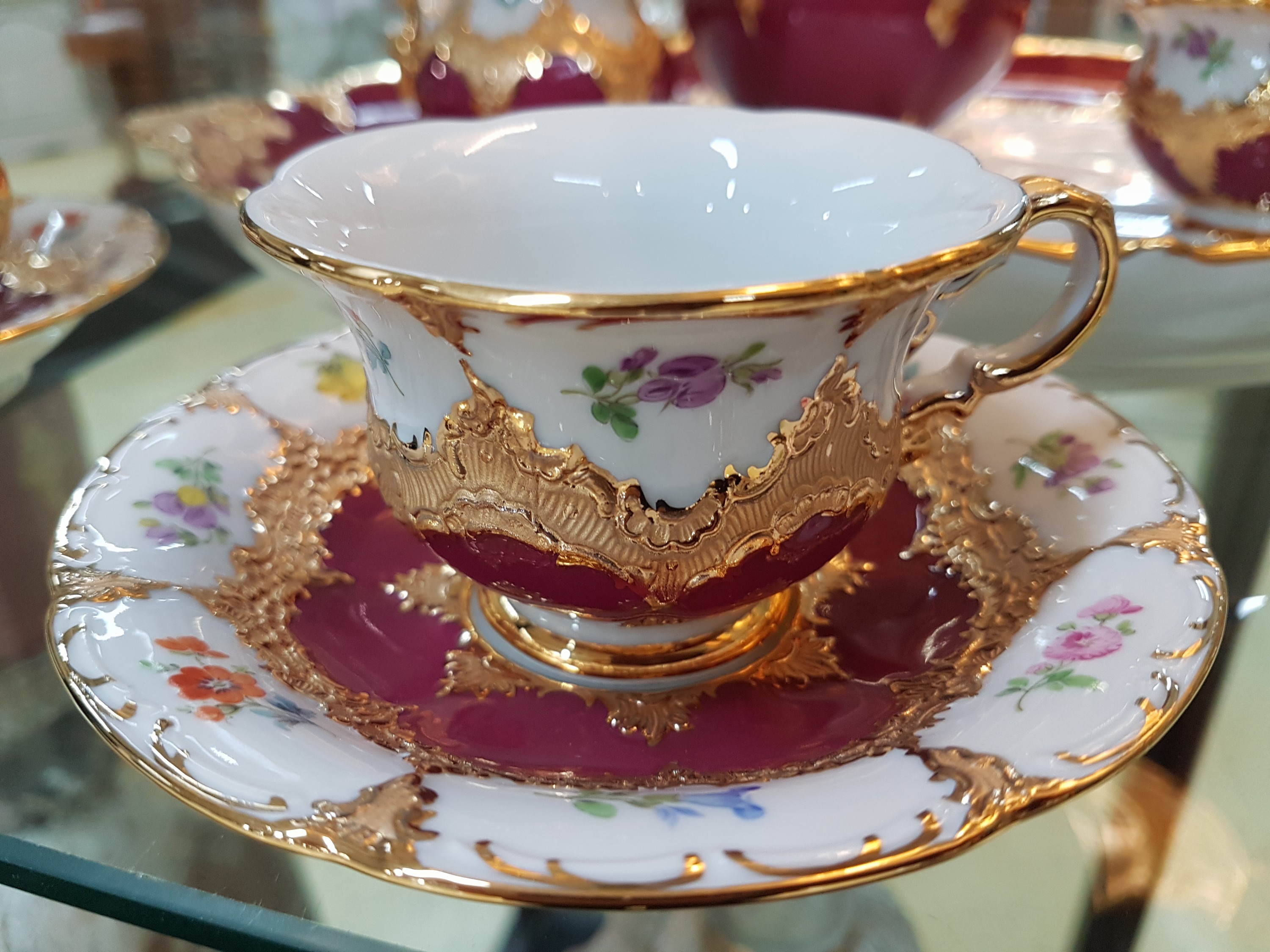 Detail i: Mokka- bzw. Espresso-Service für 6 Personen, Meissen, 20. Jh., Meissen, 1970er Jahre, 2. Wahl, B-Form, partiell purpurrot glasiert, matt- und ...