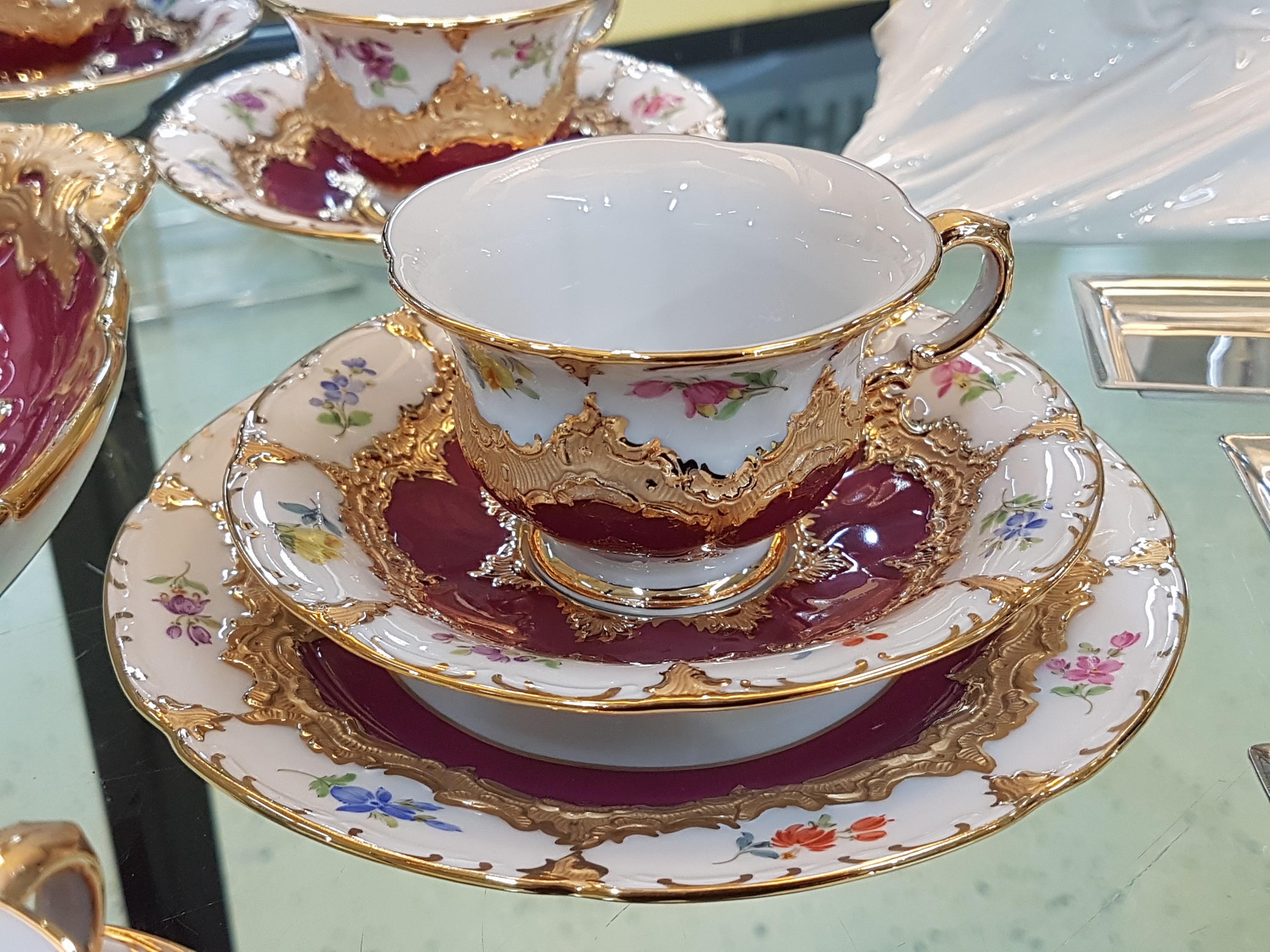 Detail j: Mokka- bzw. Espresso-Service für 6 Personen, Meissen, 20. Jh., Meissen, 1970er Jahre, 2. Wahl, B-Form, partiell purpurrot glasiert, matt- und ...