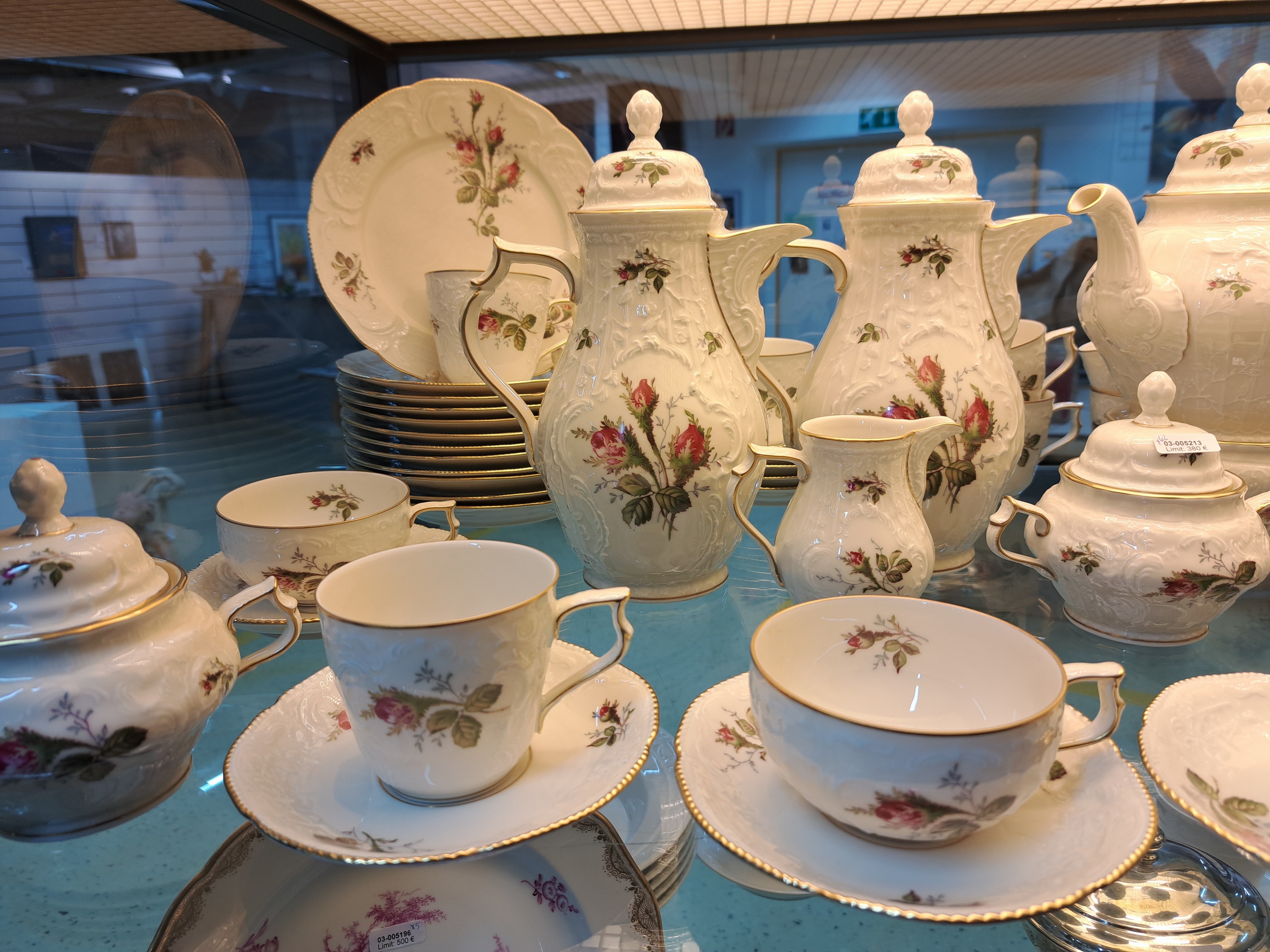 Detail a: Kaffee- und Teeservice für 12 Personen, Rosenthal, Modell Moosrose, elfenbeinfarbenes reliefiertes Porzellan, Goldränder, 2 Kaffeekannen, eine ...