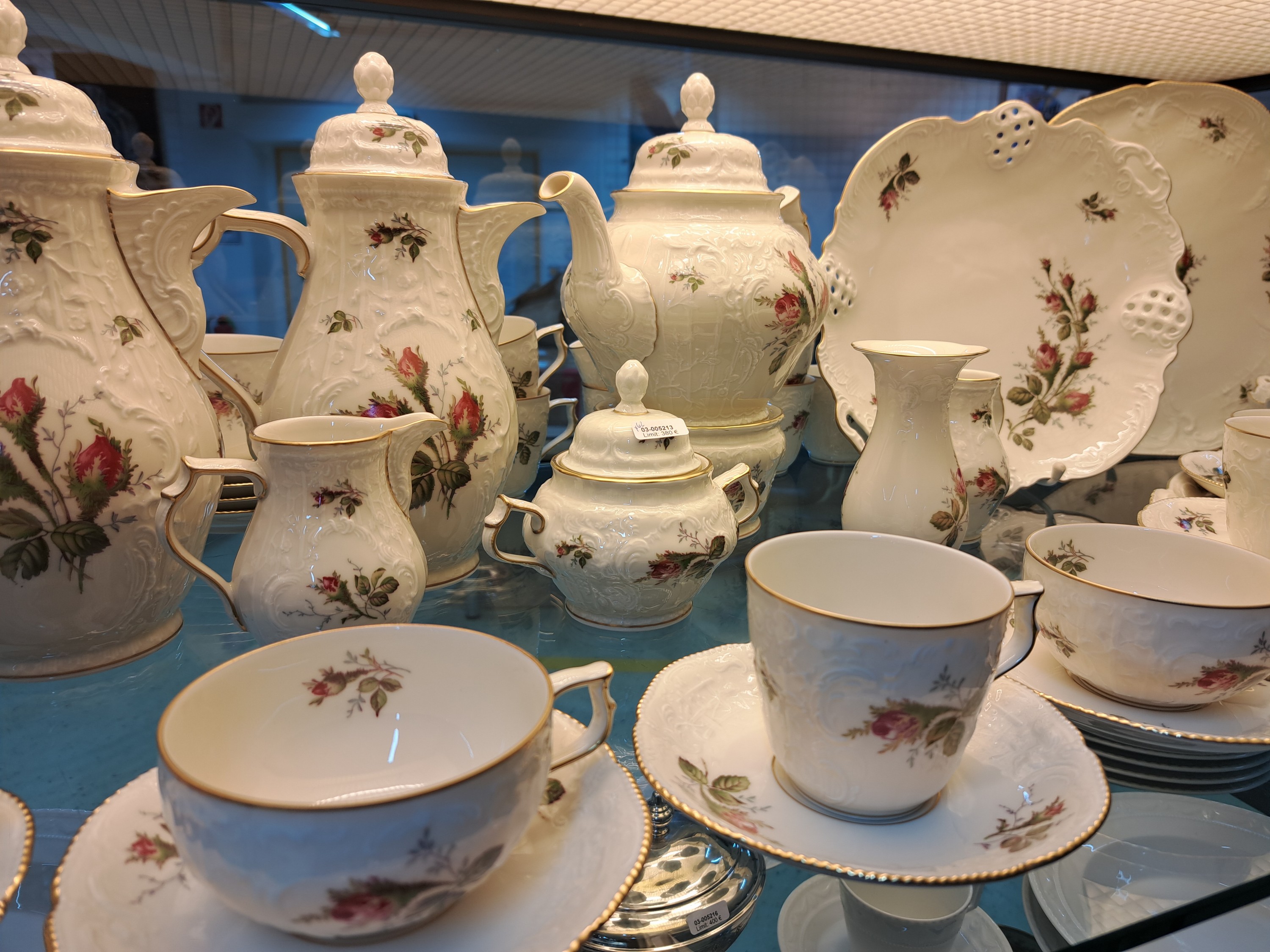 Detail b: Kaffee- und Teeservice für 12 Personen, Rosenthal, Modell Moosrose, elfenbeinfarbenes reliefiertes Porzellan, Goldränder, 2 Kaffeekannen, eine ...
