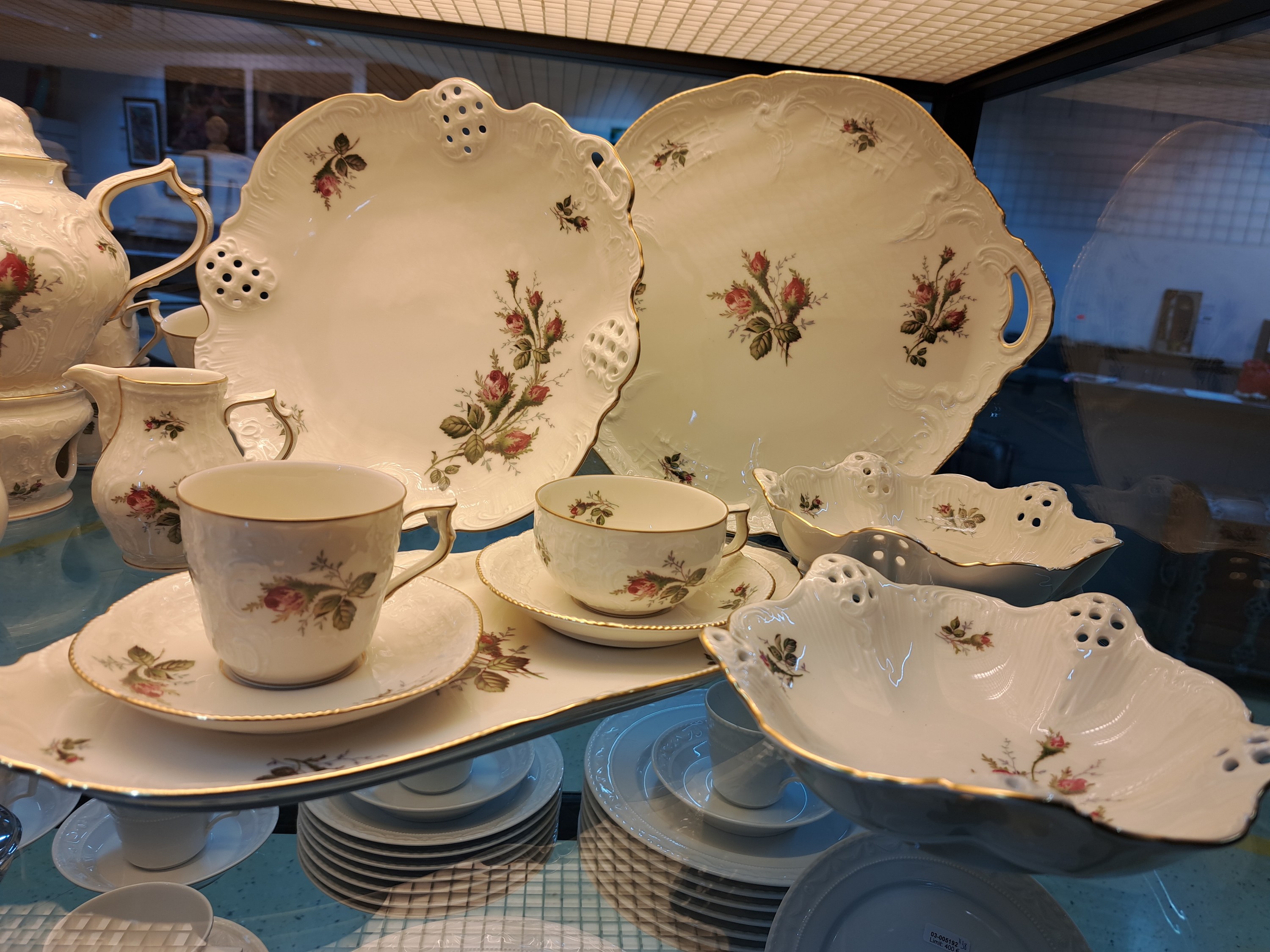 Detail c: Kaffee- und Teeservice für 12 Personen, Rosenthal, Modell Moosrose, elfenbeinfarbenes reliefiertes Porzellan, Goldränder, 2 Kaffeekannen, eine ...