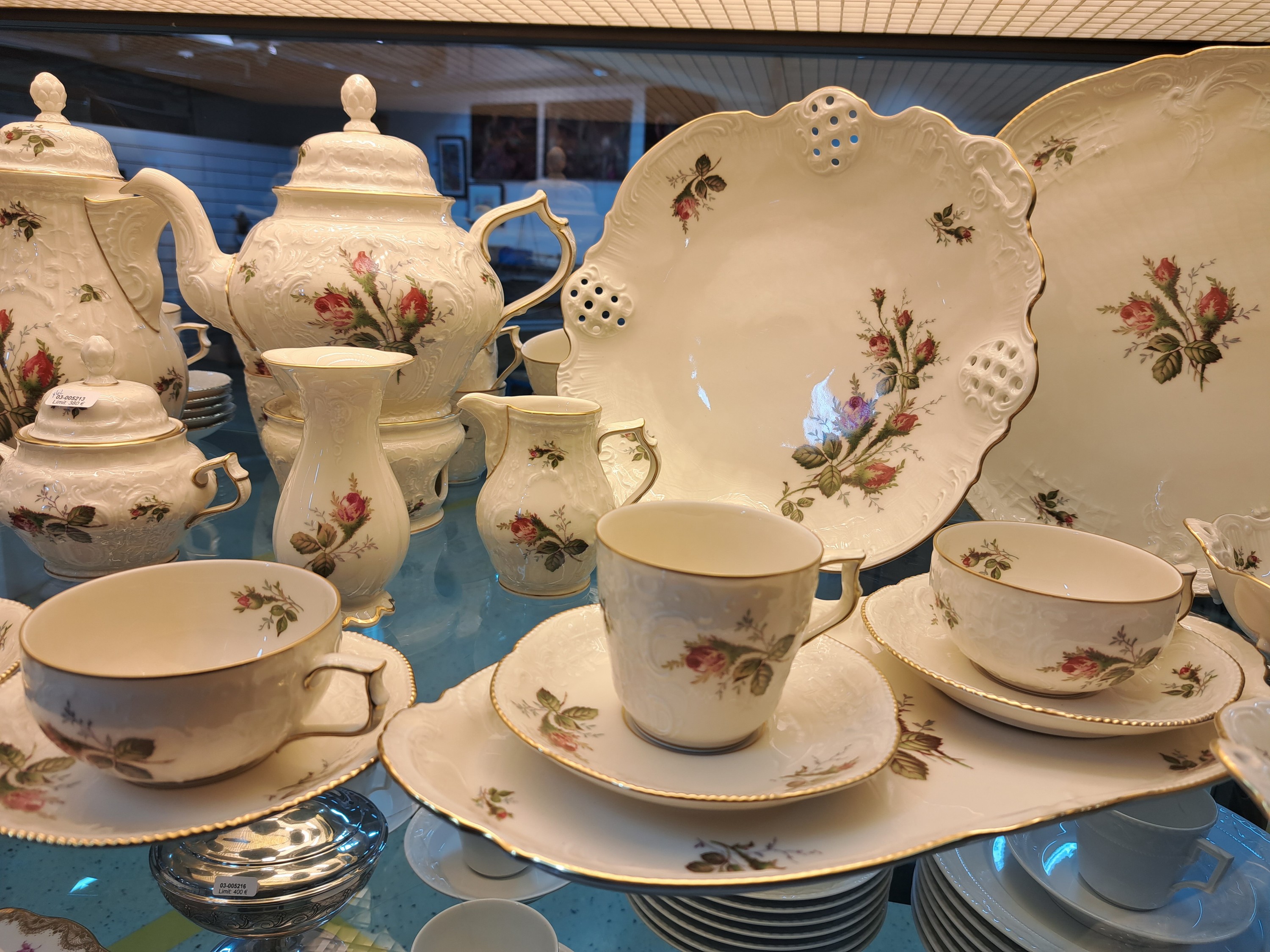 Detail d: Kaffee- und Teeservice für 12 Personen, Rosenthal, Modell Moosrose, elfenbeinfarbenes reliefiertes Porzellan, Goldränder, 2 Kaffeekannen, eine ...