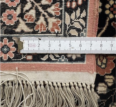 27055009f - Hereke Seide fein, China, Ende 20.Jhd, reine Naturseide, ca. 124 x 80 cm, ca. 1,0 Mio. ...