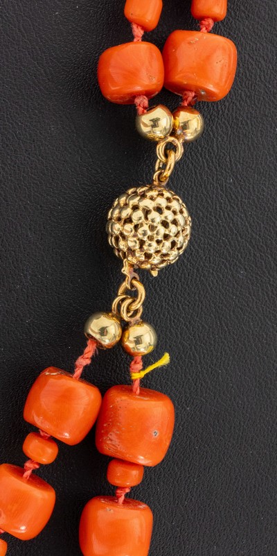 27055012a - Korallen-Collier mit 14 kt Gold Kugelschließe, GG 585/000, 2-rhg., Korallen-Tonnen im ...