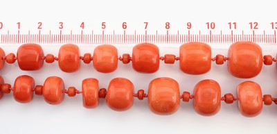 27055012c - Korallen-Collier mit 14 kt Gold Kugelschließe, GG 585/000, 2-rhg., Korallen-Tonnen im ...