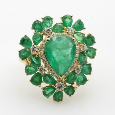 27055028a - Ring mit Smaragden und Brillanten, GG 750/ 000, 23 Smaragde zus. ca. 2.5 ct u. 1 ...