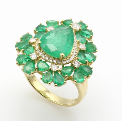 27055028b - Ring mit Smaragden und Brillanten, GG 750/ 000, 23 Smaragde zus. ca. 2.5 ct u. 1 ...