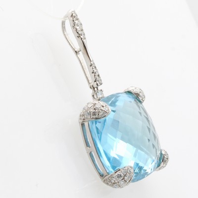 27055034a - Anhänger mit Blautopas und Brillanten, WG 750/000, Topas im Briolettschliff ca. 26 ct ...