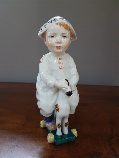 27055048a - Sog. Hentschelkind, Knabe mit Zeitungsmütze auf Holzpferd reitend, Meissen, Entw. Konrad ...